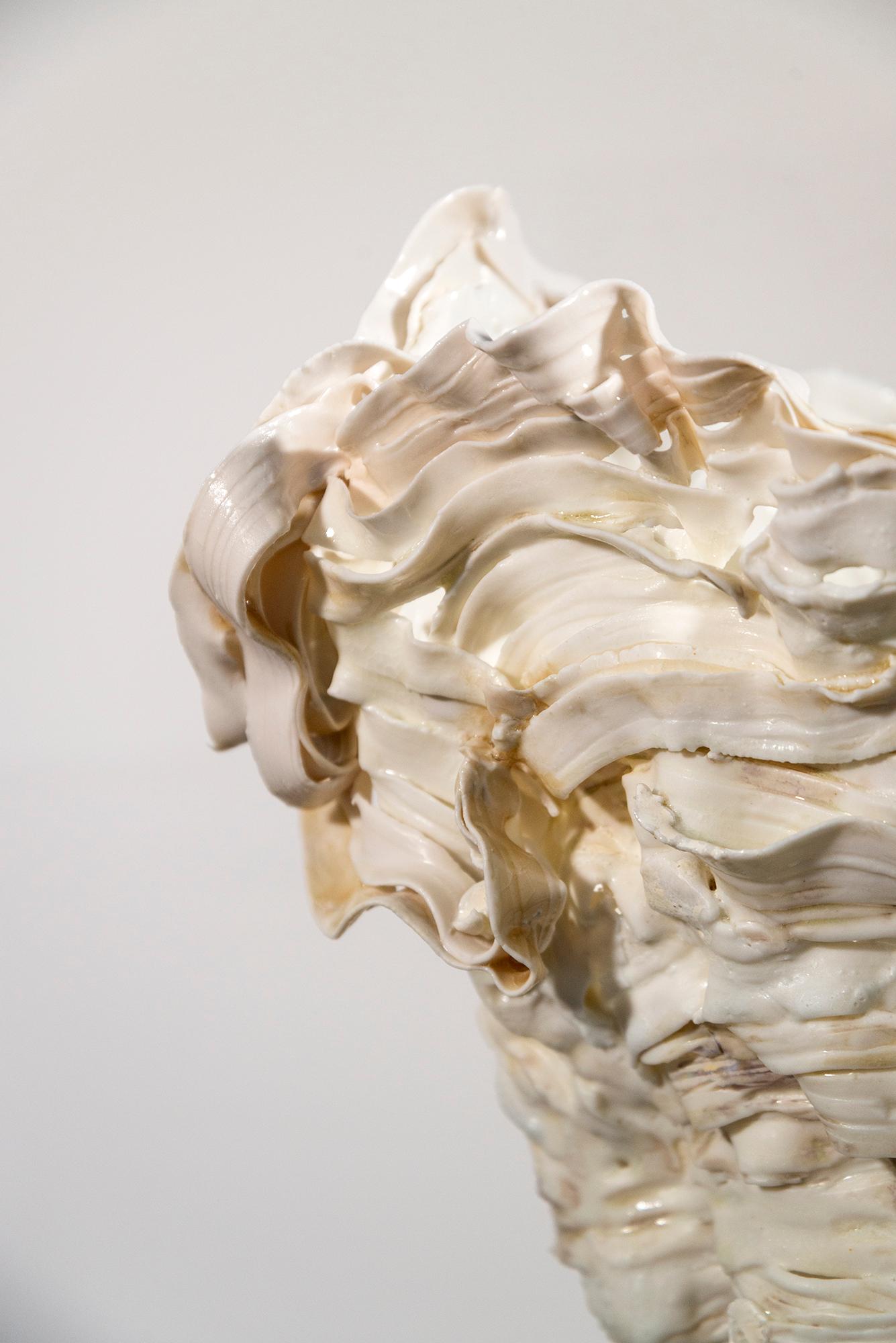 Gleam - escultura contemporánea de porcelana crema esculpida a mano en venta 1