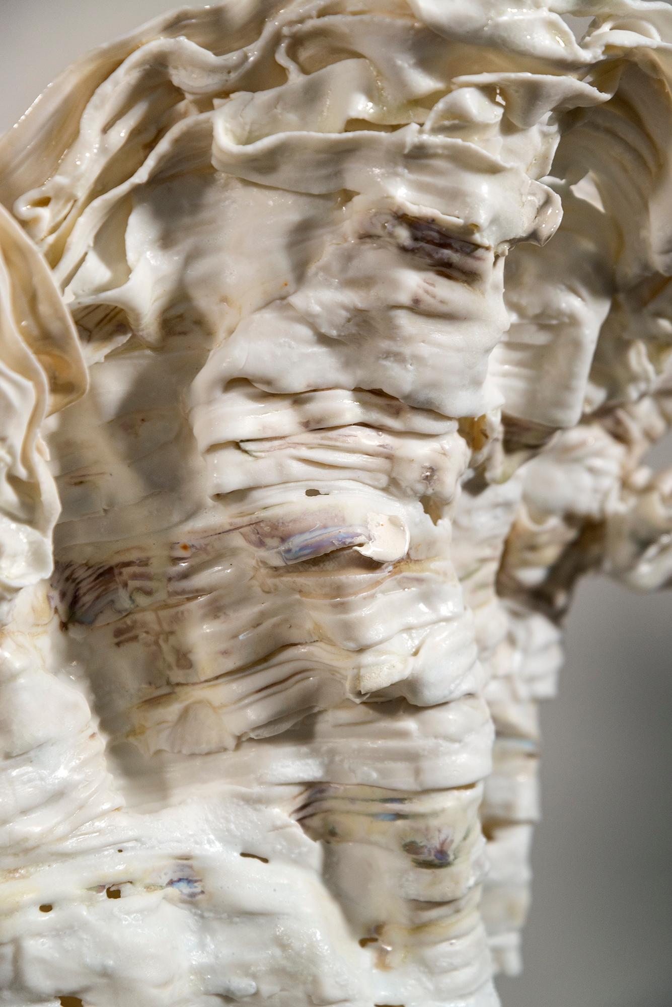 Gleam - escultura contemporánea de porcelana crema esculpida a mano en venta 2