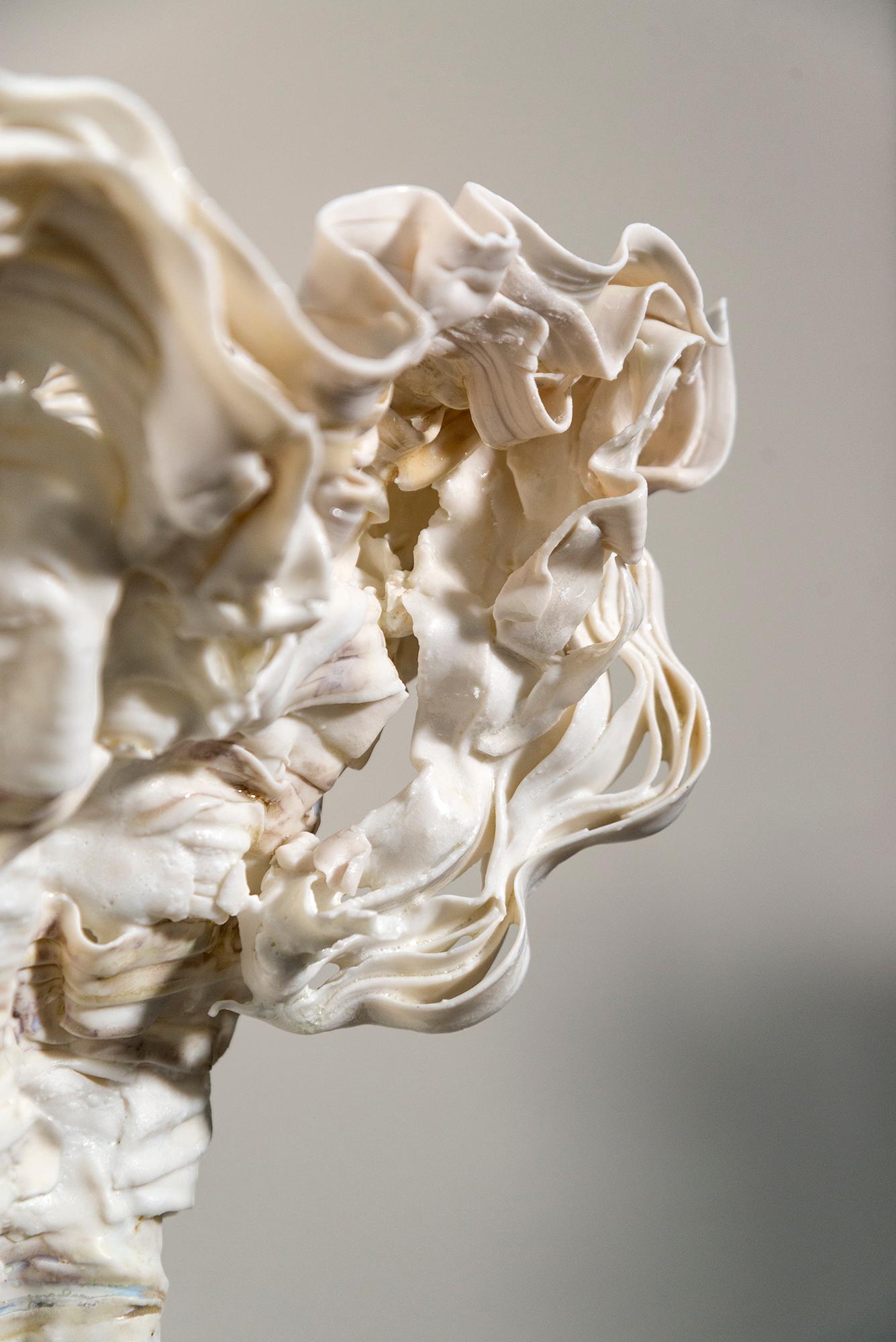 Gleam - escultura contemporánea de porcelana crema esculpida a mano en venta 3