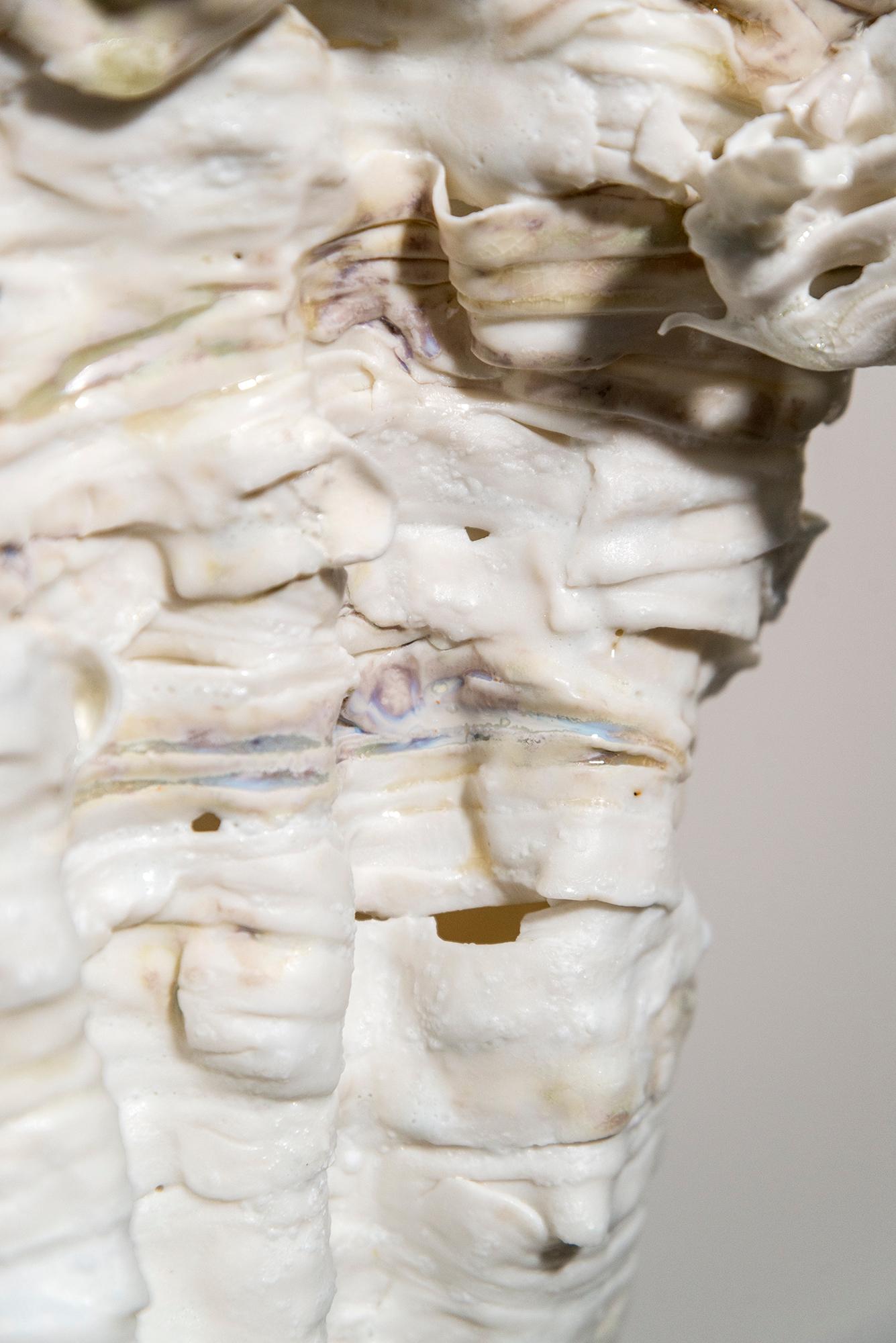 Gleam - escultura contemporánea de porcelana crema esculpida a mano en venta 4