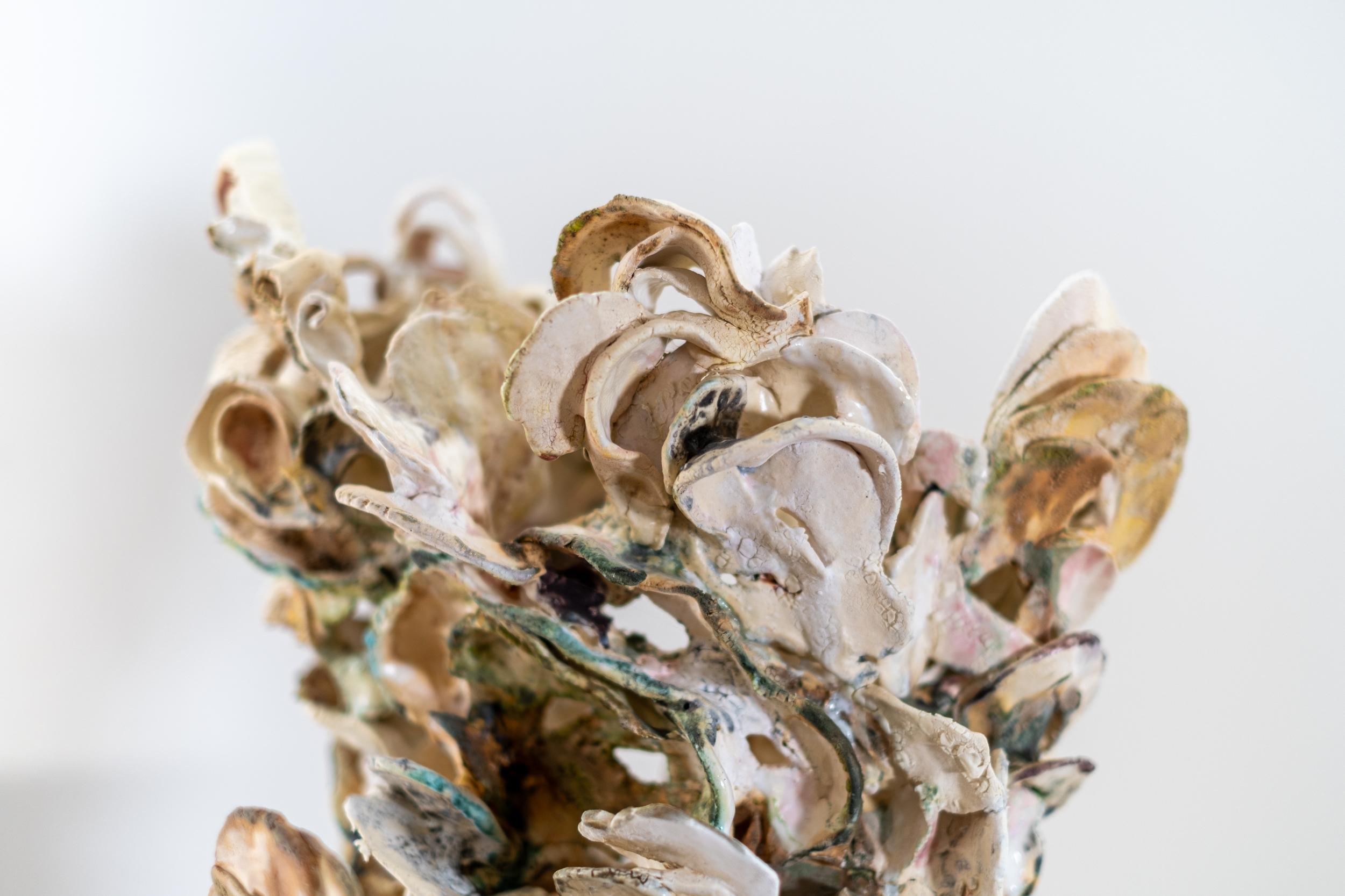 Traverse - scultura contemporanea, astratta, scolpita a mano, da tavolo in ceramica in vendita 8