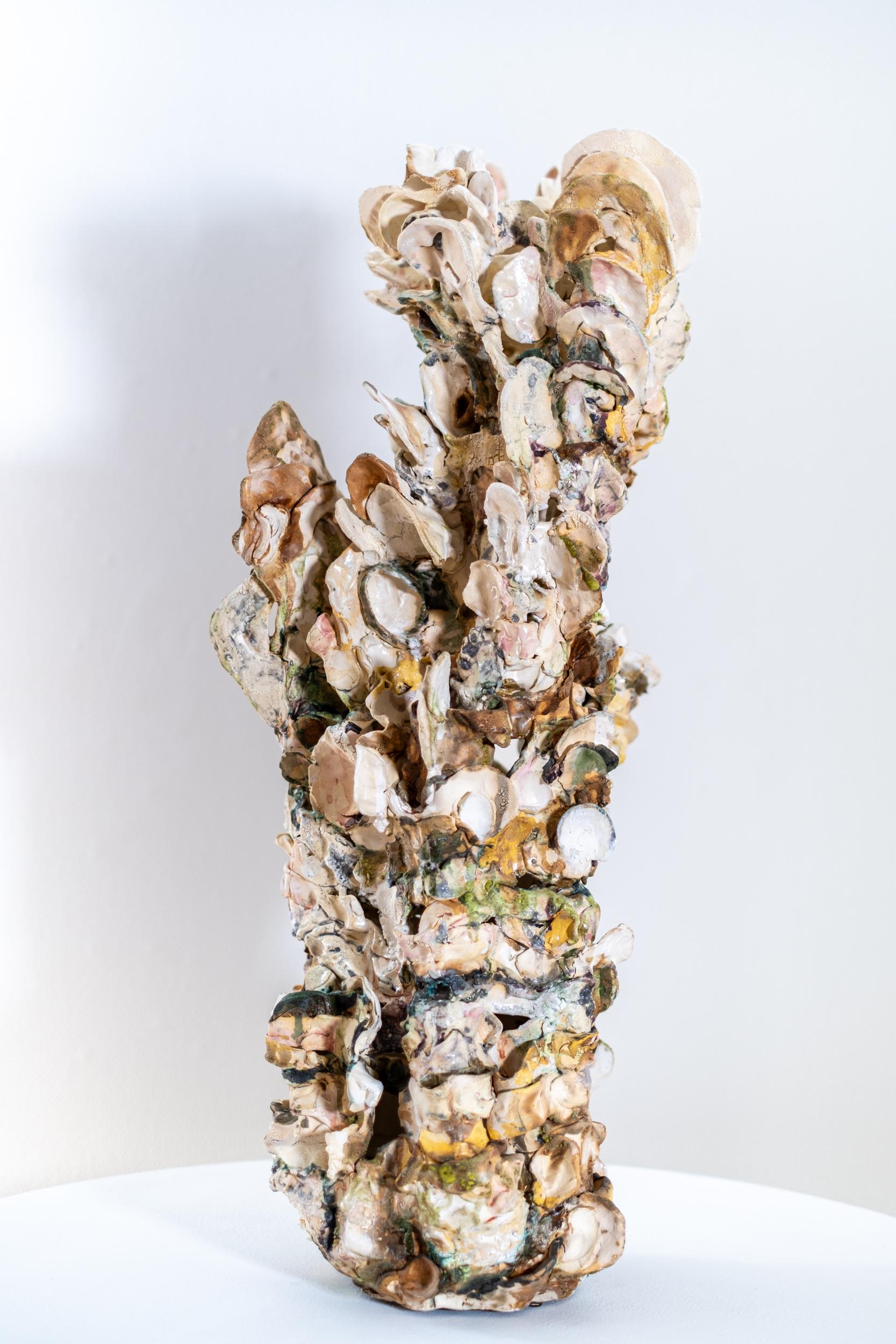 Traverse - scultura contemporanea, astratta, scolpita a mano, da tavolo in ceramica - Sculpture Contemporaneo di Susan Collett