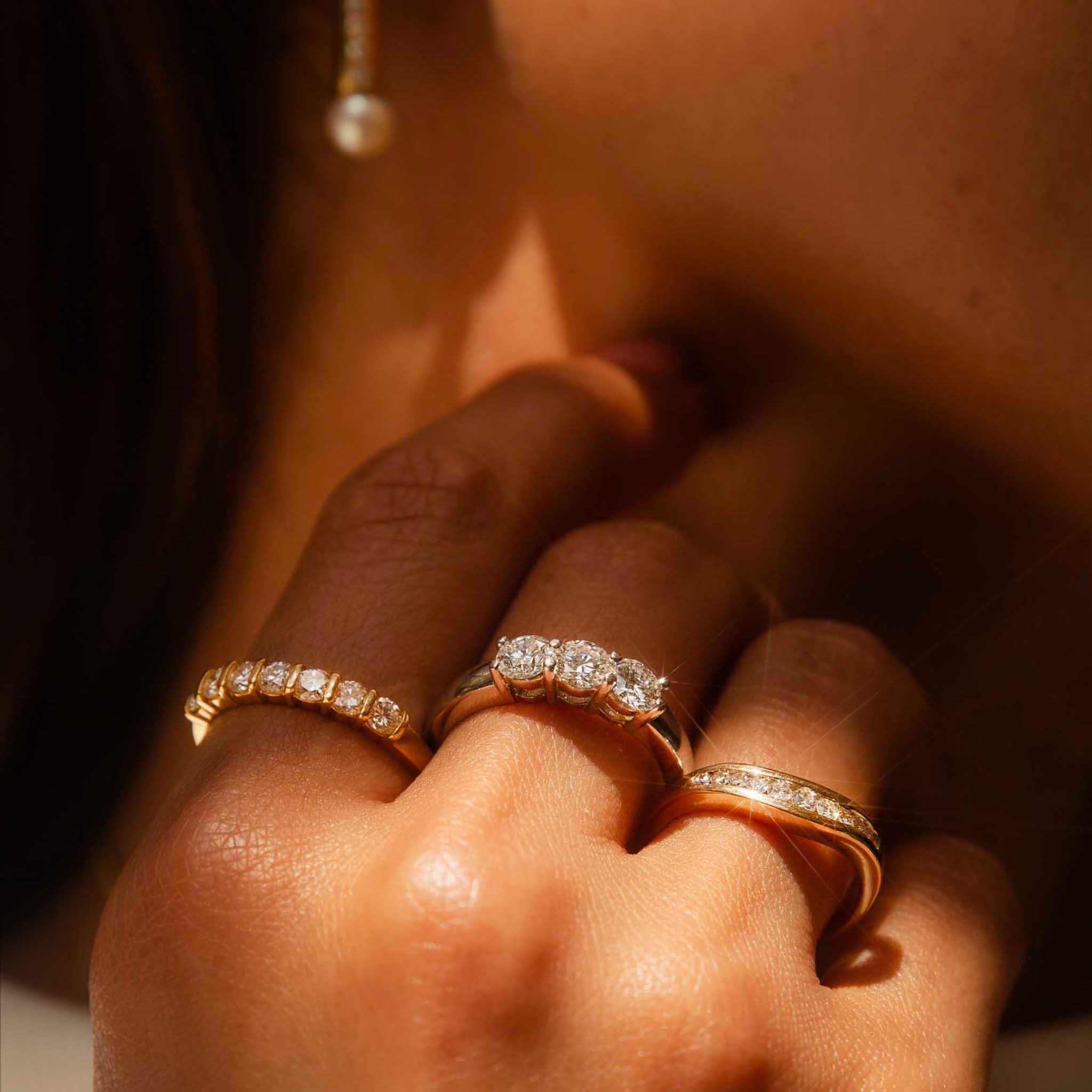 Contemporary Round Brilliant Diamond Platinum Three Stone Ring In Good Condition For Sale In Hamilton, AU