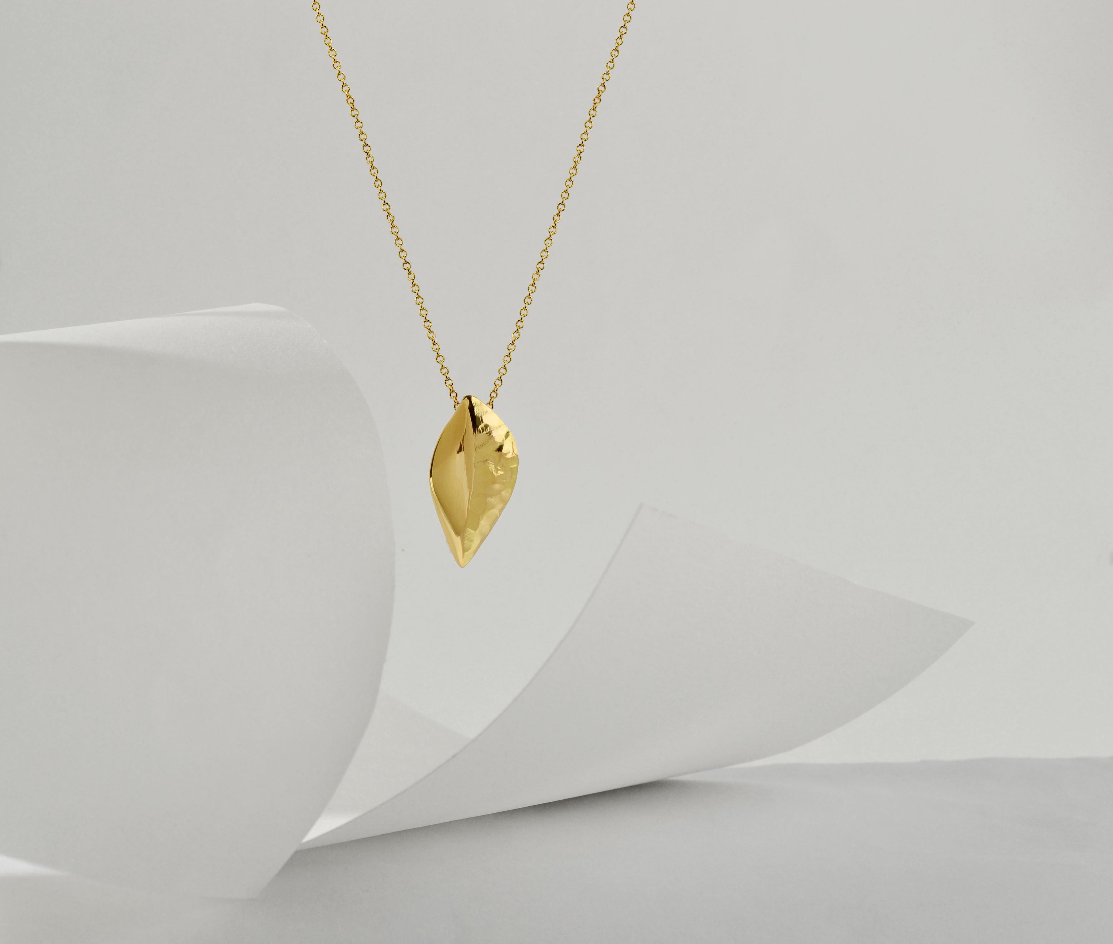 Susan Crow Studio Leaf Pendant With Chain In Certified FAIRMINED Yellow Gold For Sale 1