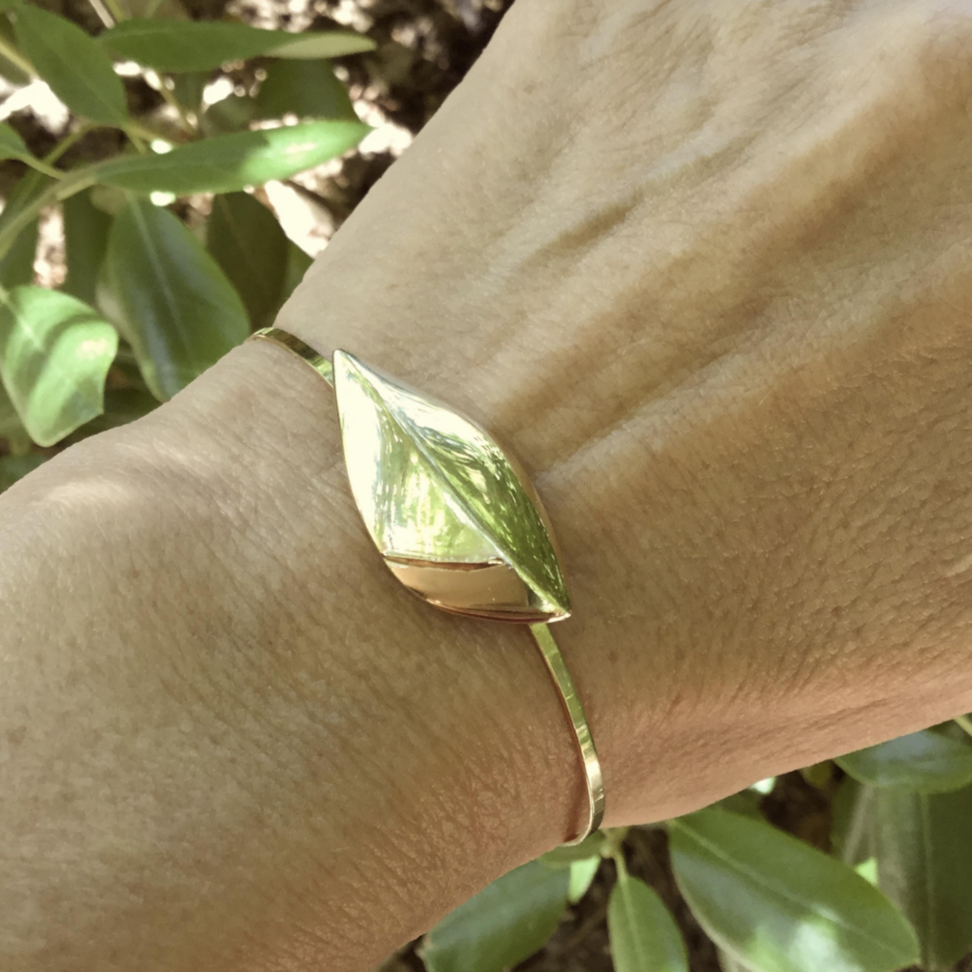 Susan Crow Studio Flora-Blatt-Armband mit Verschluss aus Gelbgold (Zeitgenössisch) im Angebot