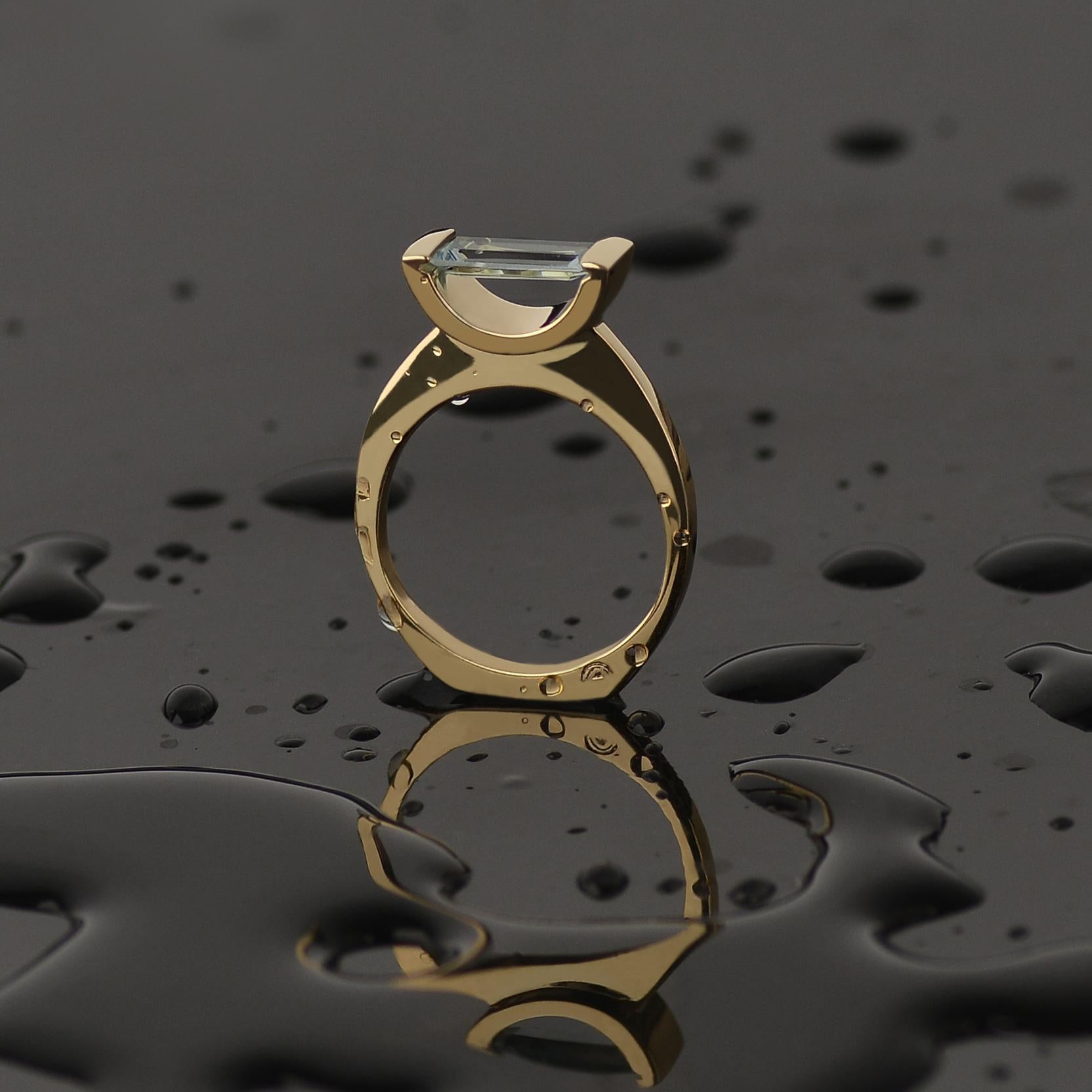 Susan Crow Studio: Fairmined-Ring aus Gold und Aquamarin mit Wasserflecken für Damen oder Herren im Angebot