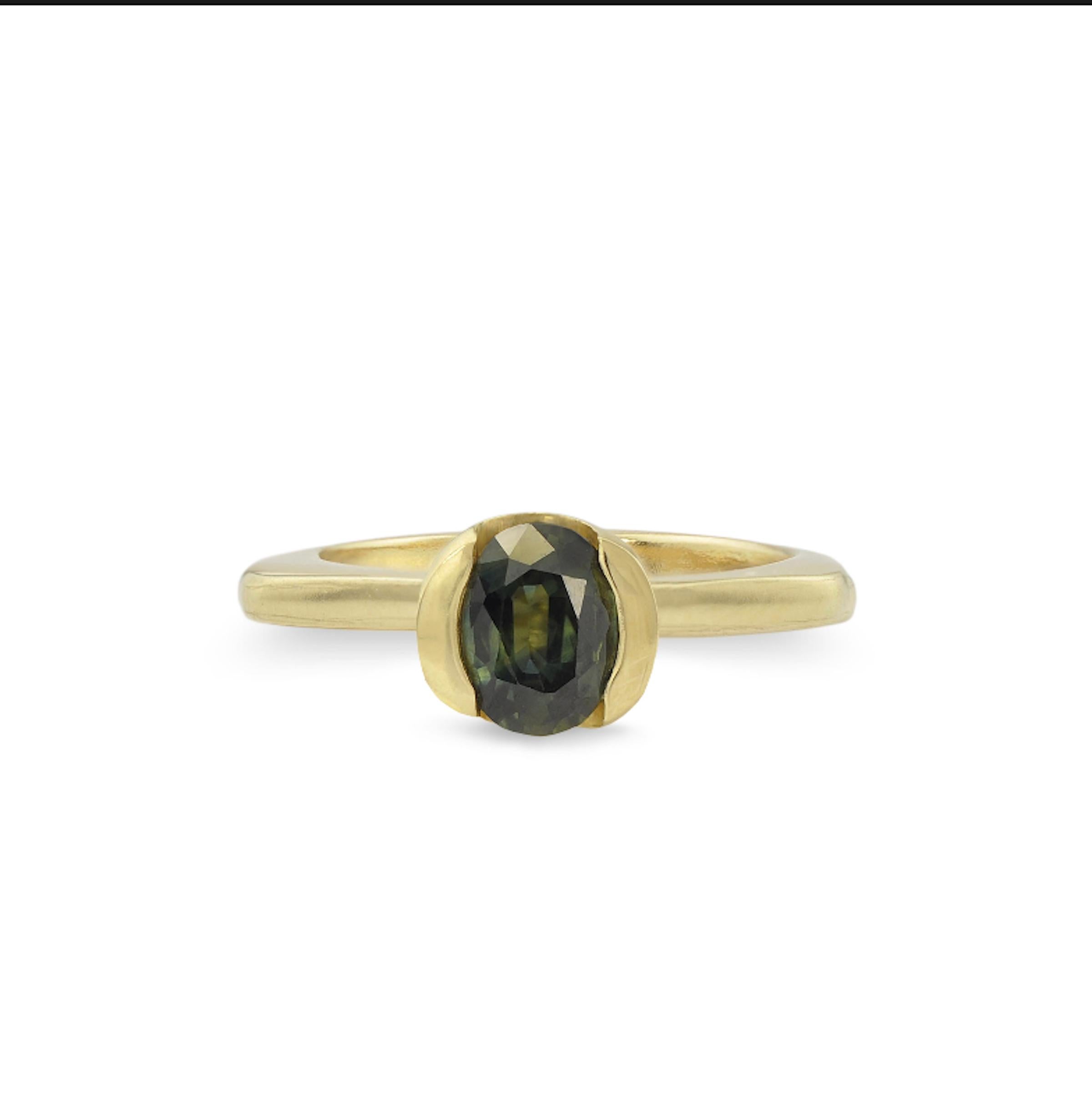 Dieses Ring-Set aus FAIRMINED-Gold und grünem Saphir enthält einen üppigen ovalen grünen Saphir, der in einen Ring aus 14kt FAIRMINED-Gelbgold eingefasst ist. Der zweite Ring passt perfekt neben den Saphirring und ergänzt die weichen Linien und den