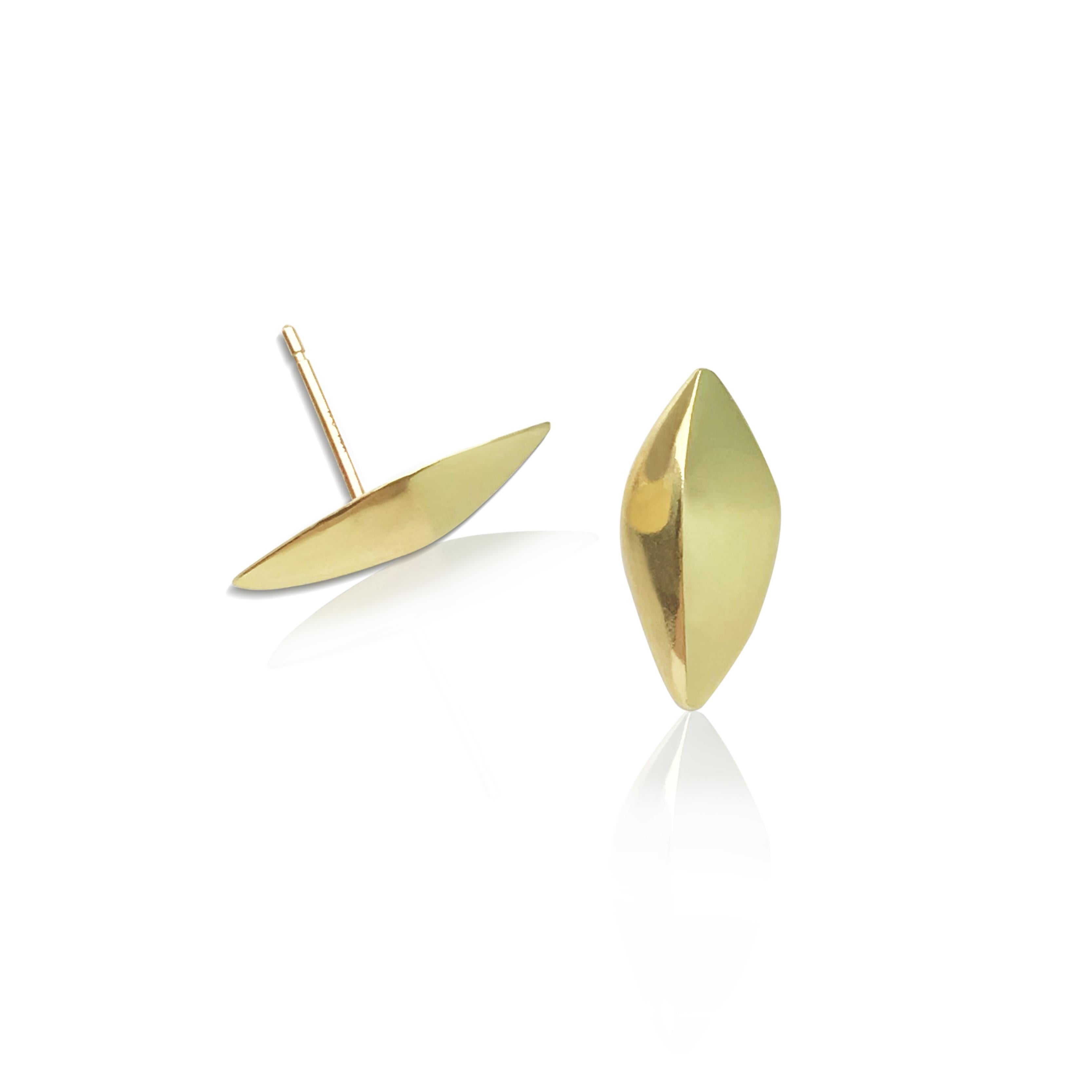 Unsere FAIRMINED Gold Flora Leaf Post Earrings aus unserer Modern Story Collection erinnern an die minimalistische Schlichtheit eines Blattes, das leicht am Ohr sitzt. Sie sind leicht zu tragen und klein, so dass sie als einzelner Ohrring oder als