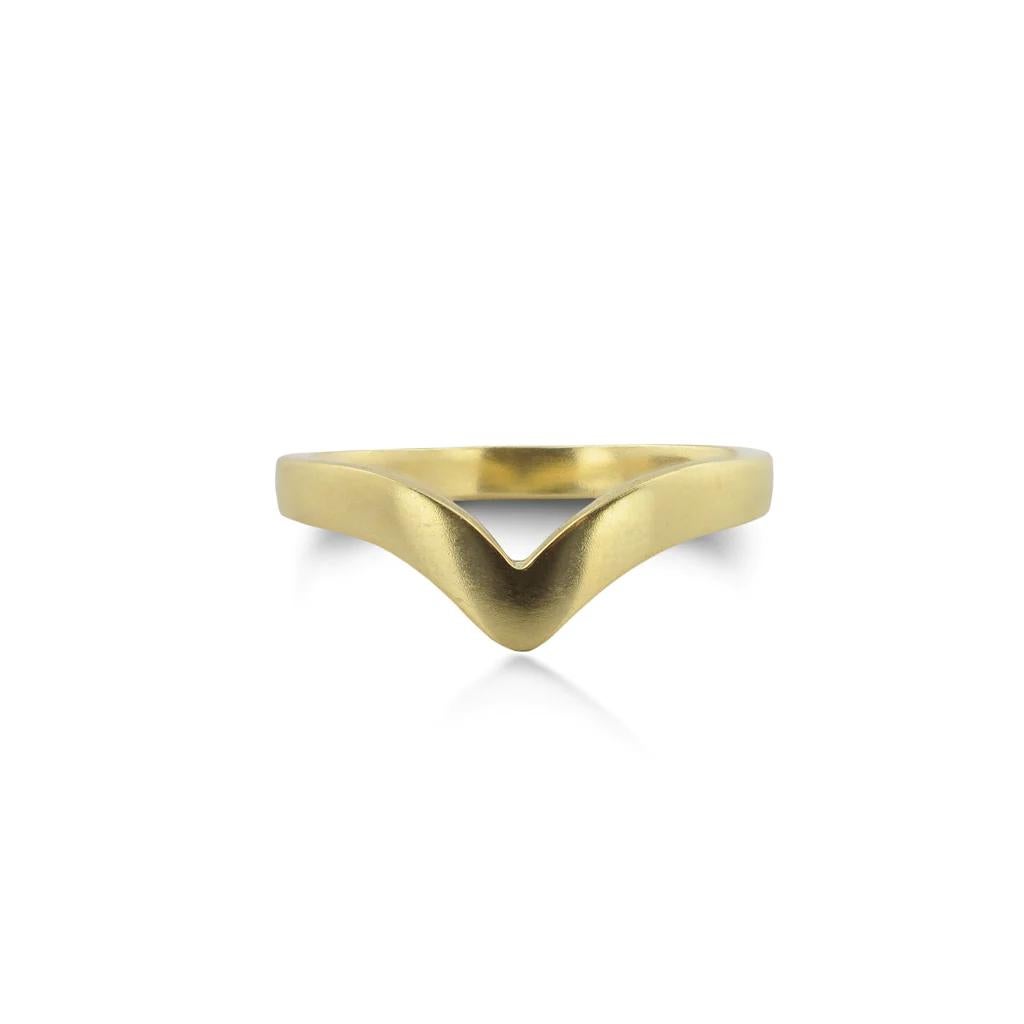 Our Lilly Victory Band is fluid and minimalistic in design, this ring is hand carved and cast in Fairmined gold with a soft cashmere finish. 

3mm wide, it looks great alone and also fits well with solitaire rings especially our Susan Crow Studio