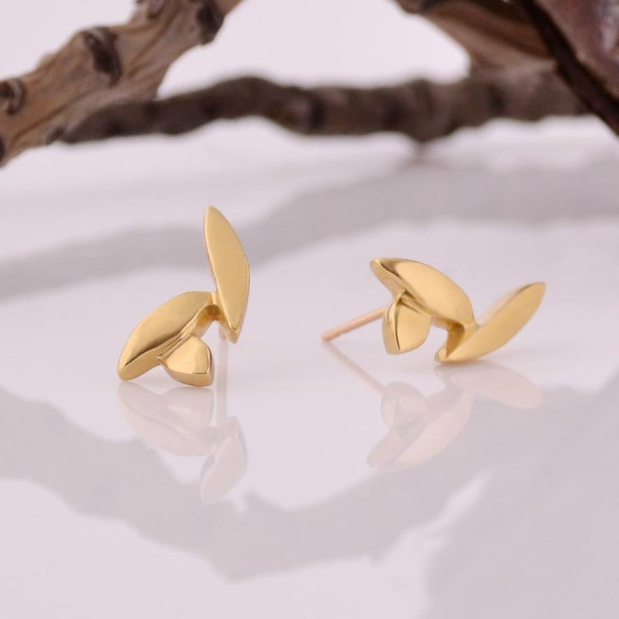 Die Petal Post Earrings aus zertifiziertem 18-karätigem FAIRMINED-Gelbgold erzählen ihre Geschichte von 