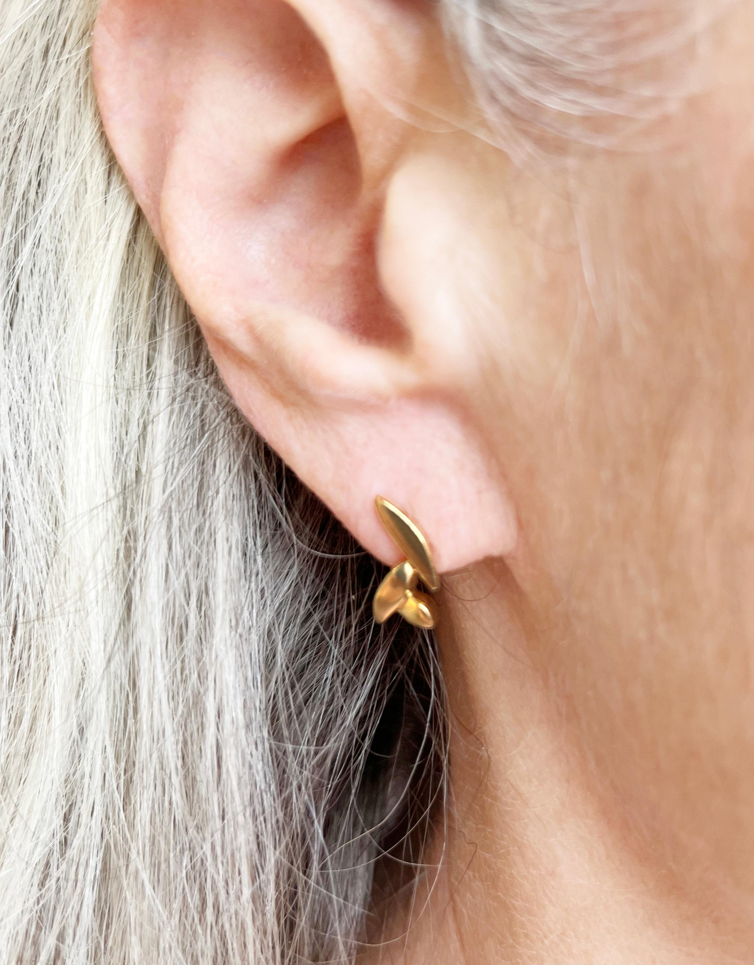 Susan Crow Studio, boucles d'oreilles en or flouté à pétales Unisexe en vente