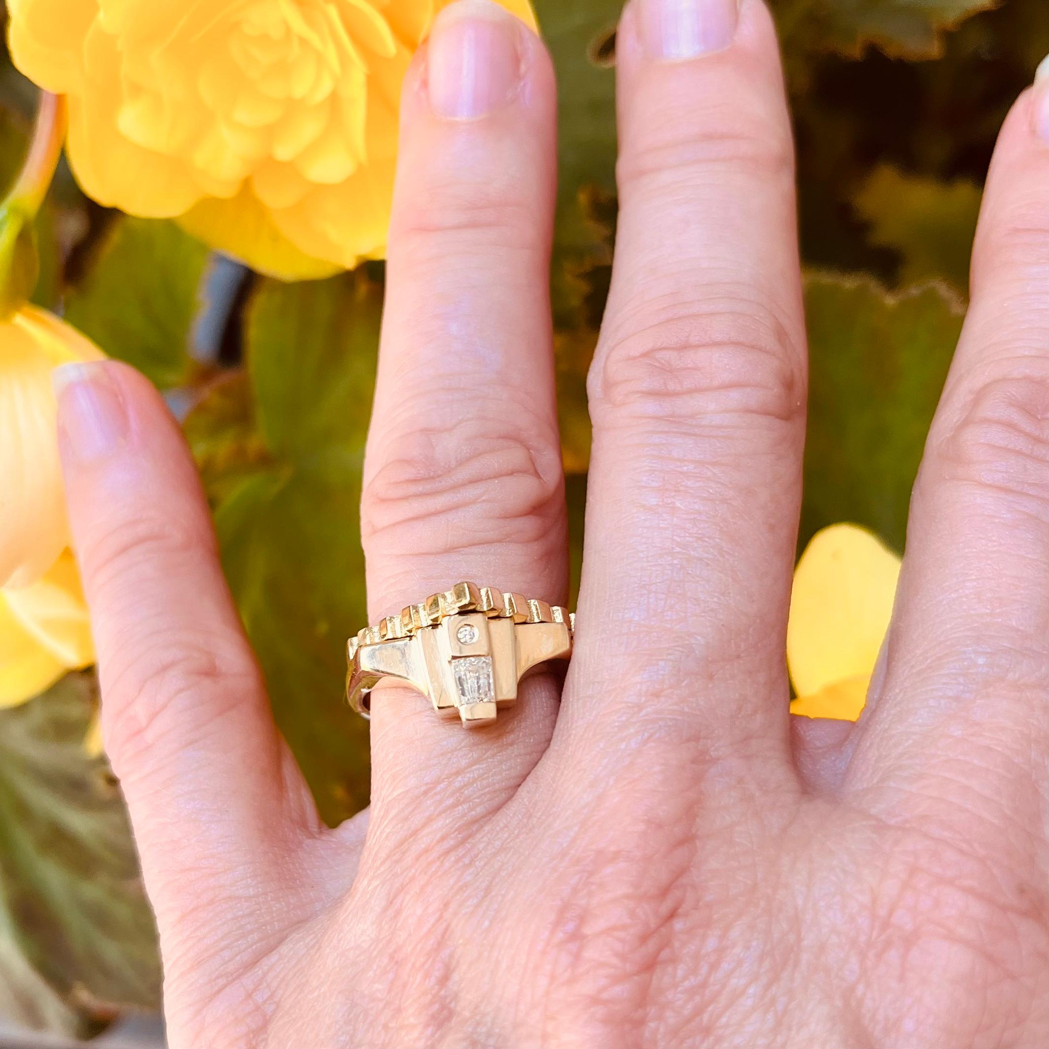 Unser Ring aus FAIRMINED Gelbgold und Diamanten Helen von Troja ist nach der schönsten Frau Griechenlands, Helene, Tochter des Zeus, benannt. Wir haben diesen Ring aus 18kt zertifiziertem FAIRMINED Gelbgold und weißen Pre-Consumer Vintage-Diamanten