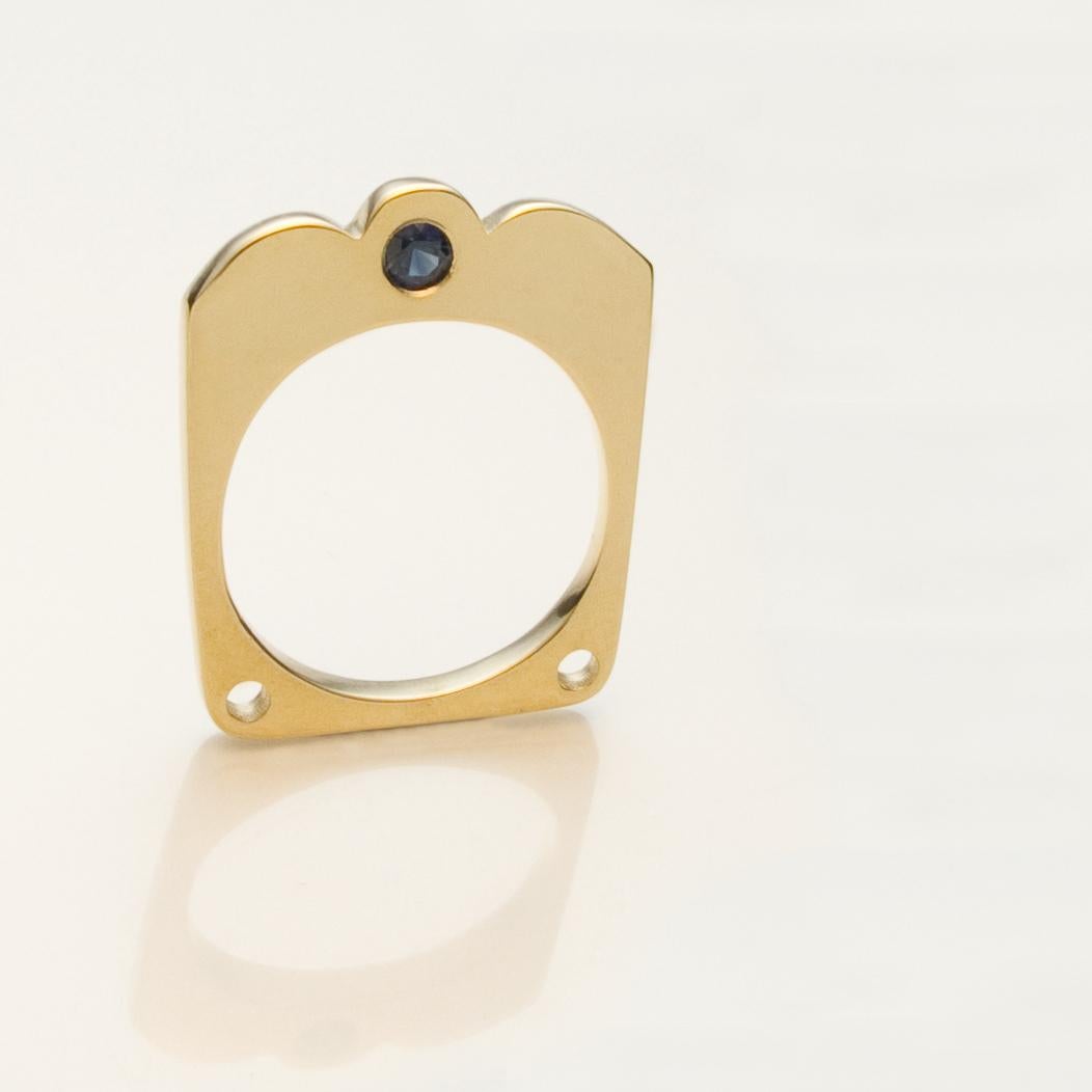 Der Ring aus 14-karätigem Gelbgold und Saphiren basiert auf der Liebe zu Design, Minimalismus und Luxus.

Sie wurden entworfen, um anders zu sein - und um uns zu helfen, das zu schätzen, was im Leben wichtig ist. Der Wolkenring erzählt von der