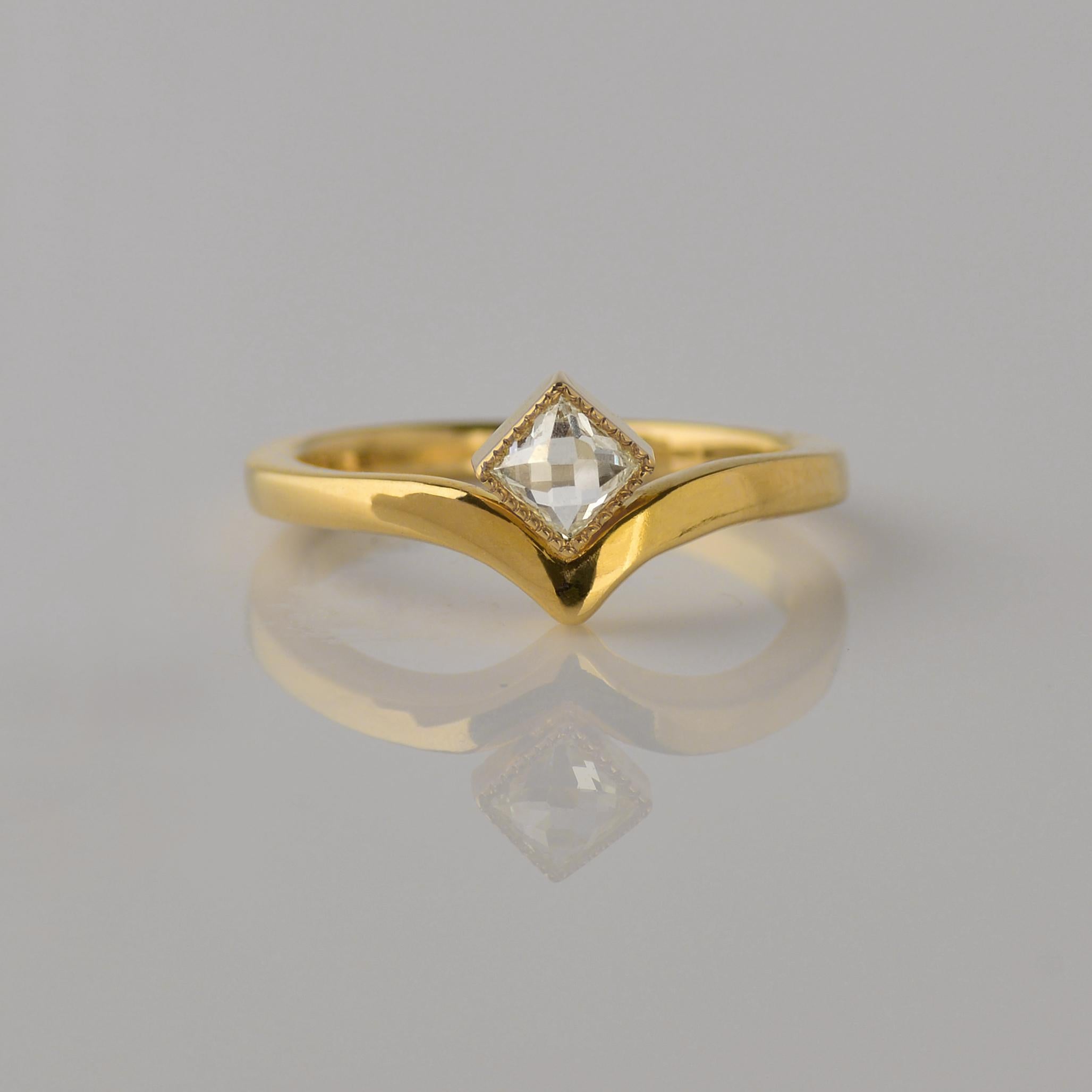 Unser Lilly Victory Rose Nouveau Cut Diamond Ring ist fließend und minimalistisch im Design. 

Inspiriert von Lilly Reich, einer Designerin der deutschen Bauhaus-Bewegung. Lilly begann als Stickereikünstlerin, die auf traditionell akzeptierte