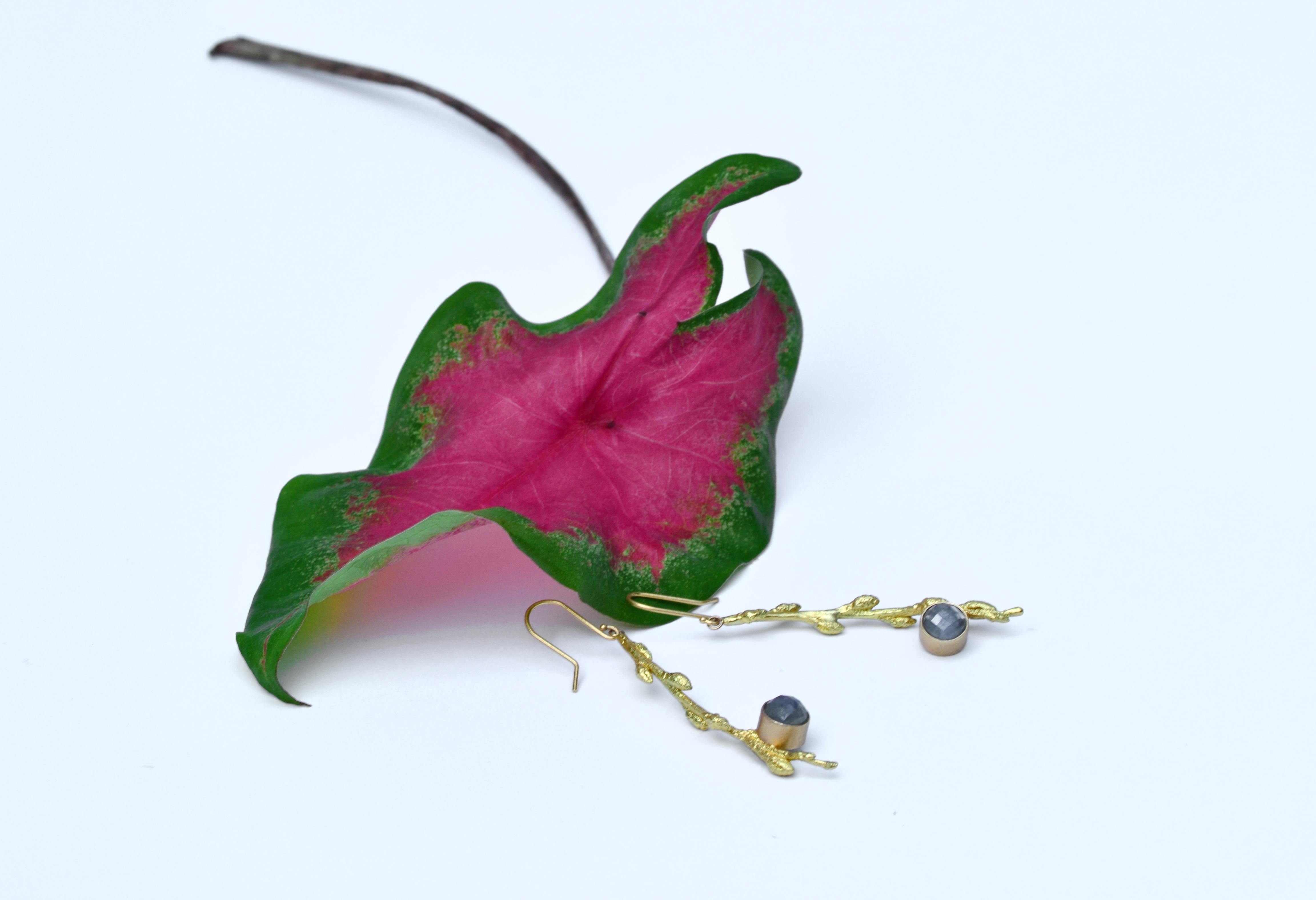 Susan Crow Studio Boucles d'oreilles Branch en or jaune et saphirs taillés en rose Unisexe en vente