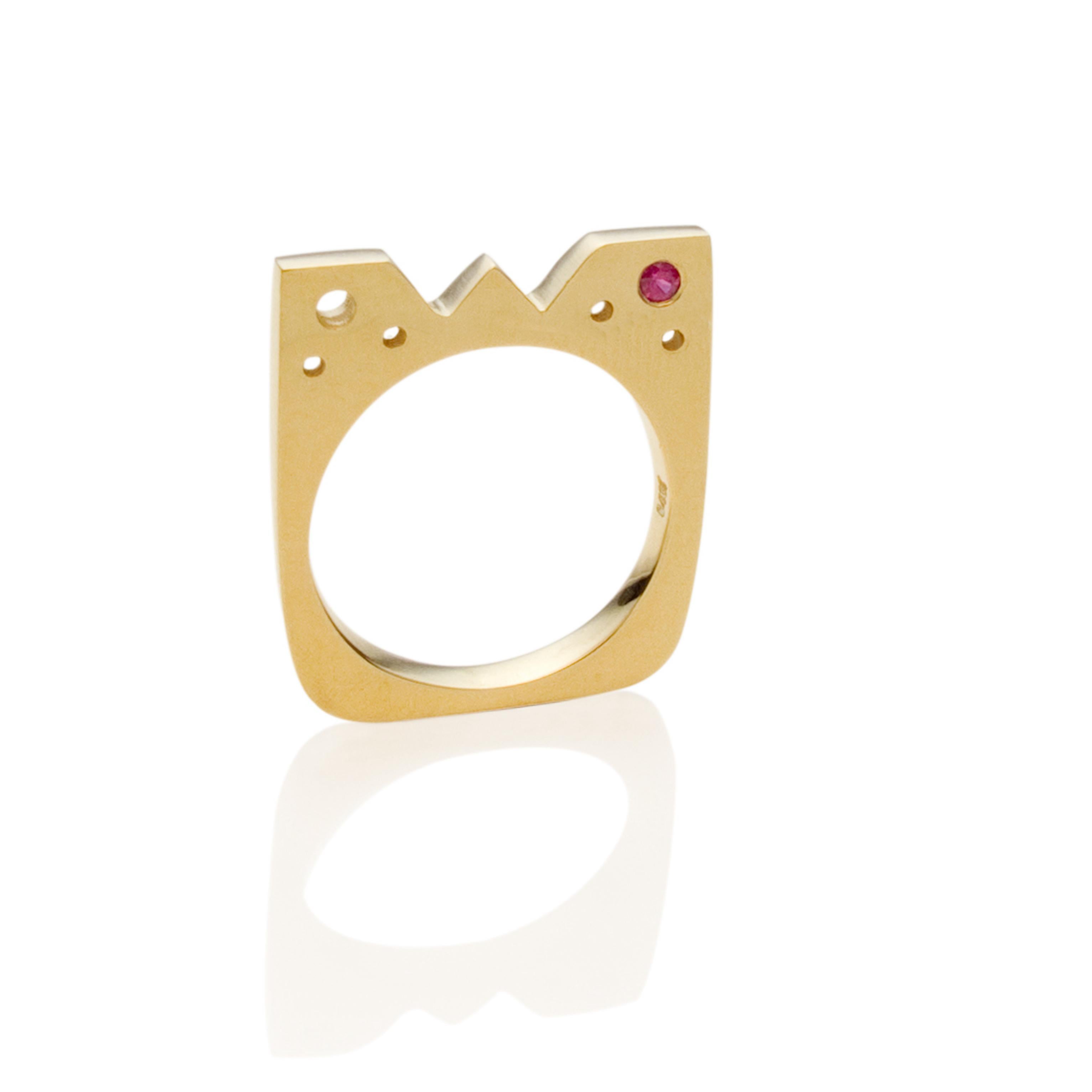 Our Square Flat Ring in yellow gold with a dark pink Sapphire is for you – designed to be different and as a daily reminder that we are the owners of our lives and our own little kingdoms.

The Flat Ring Collection part of our Modern Story