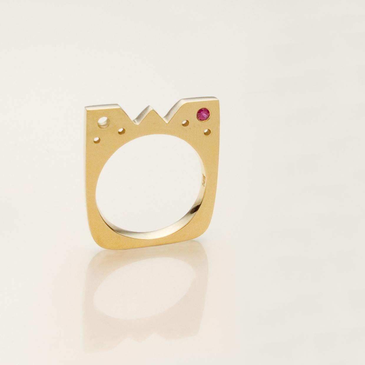 Quadratischer flacher Ring aus Gelbgold mit dunkelrosa Saphir von Susan Crow Studio (Zeitgenössisch) im Angebot