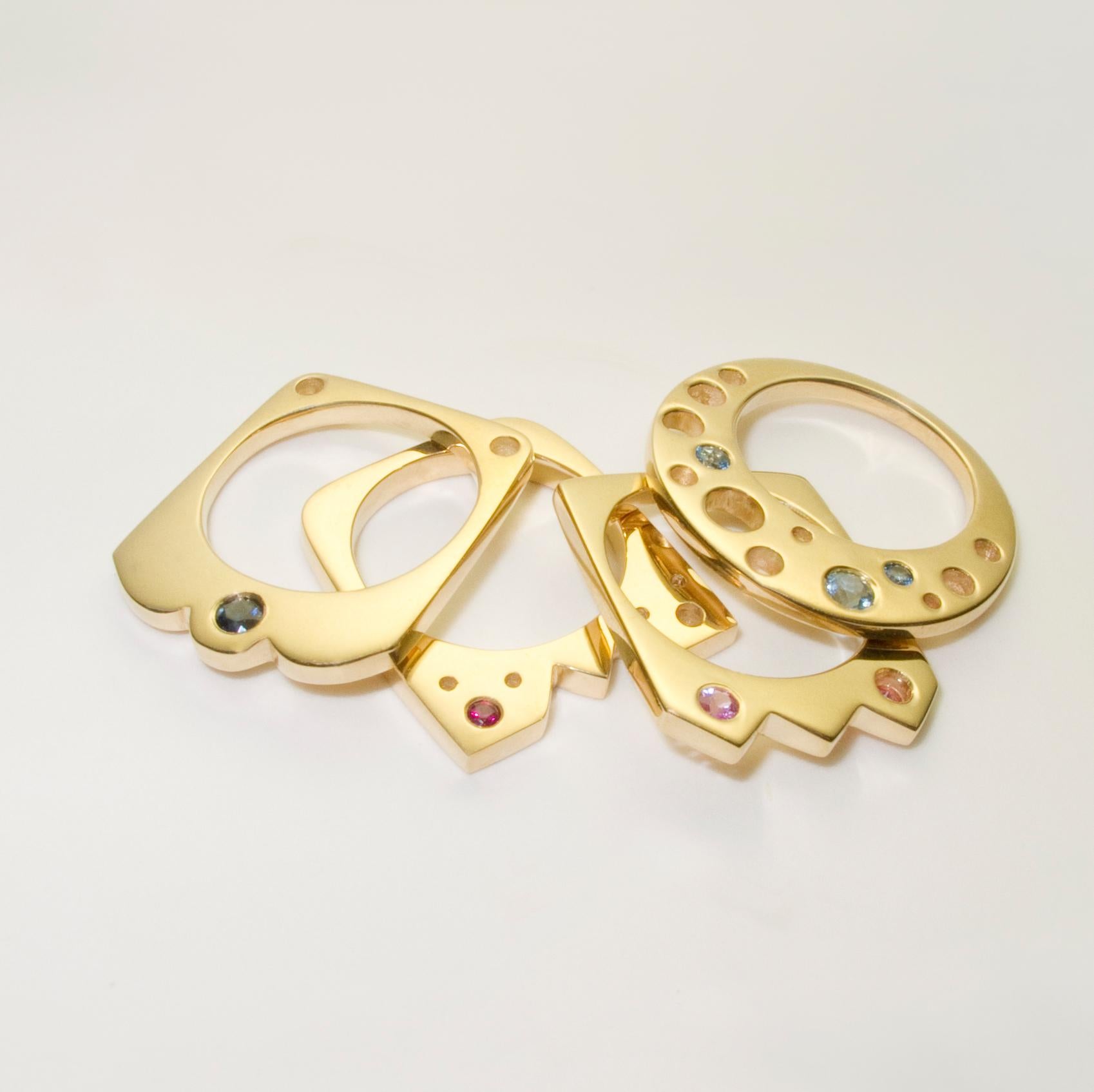 Quadratischer flacher Ring aus Gelbgold mit dunkelrosa Saphir von Susan Crow Studio für Damen oder Herren im Angebot