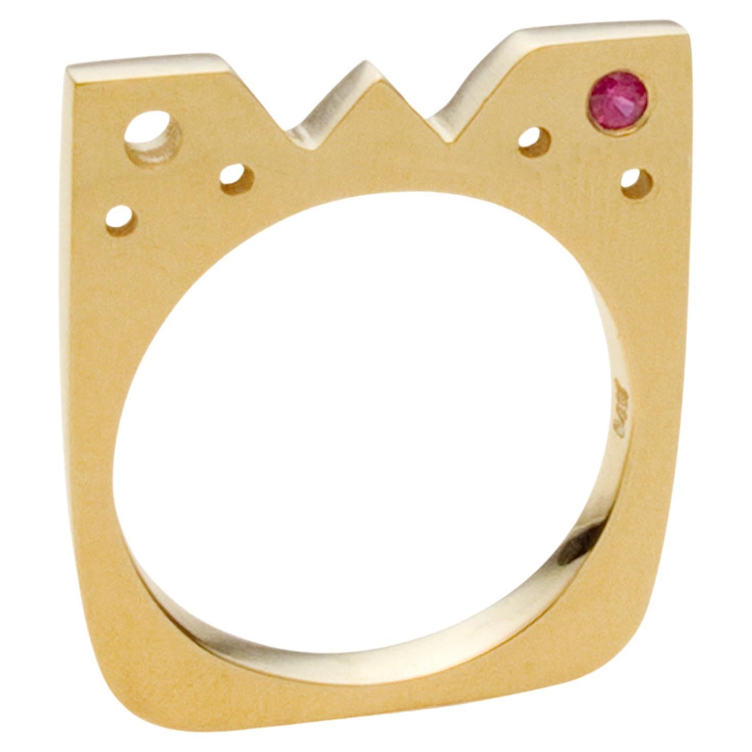 Quadratischer flacher Ring aus Gelbgold mit dunkelrosa Saphir von Susan Crow Studio im Angebot