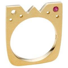 Quadratischer flacher Ring aus Gelbgold mit dunkelrosa Saphir von Susan Crow Studio