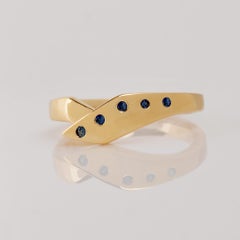 Susan Crow Studio Yellow Gold and Montana Yogo Sapphire Chafee Ring