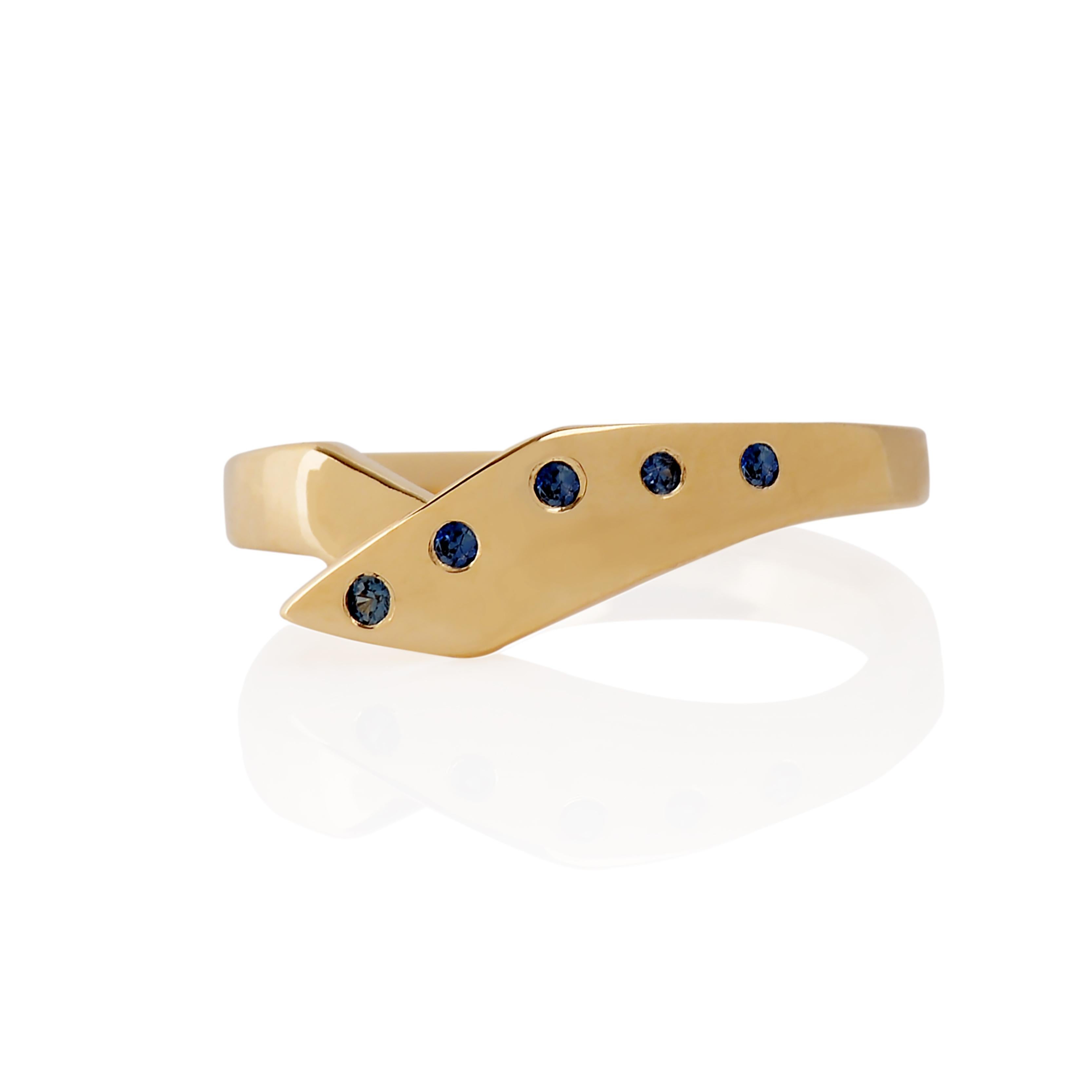Round Cut Susan Crow Studio Yellow Gold and Montana Yogo Sapphire Chafee Ring For Sale