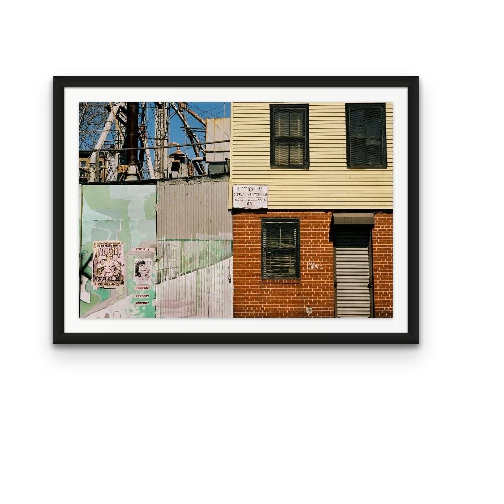Williamsburg 1 ist eine zeitgenössische städtische Farbfotografie von Susan Daboll. Daboll nutzt die kühnen Linien und Farben des Stadtteils, um eine durchdachte Komposition zu schaffen. 

Die Künstlerin Susan Daboll wurde in South Weymouth,