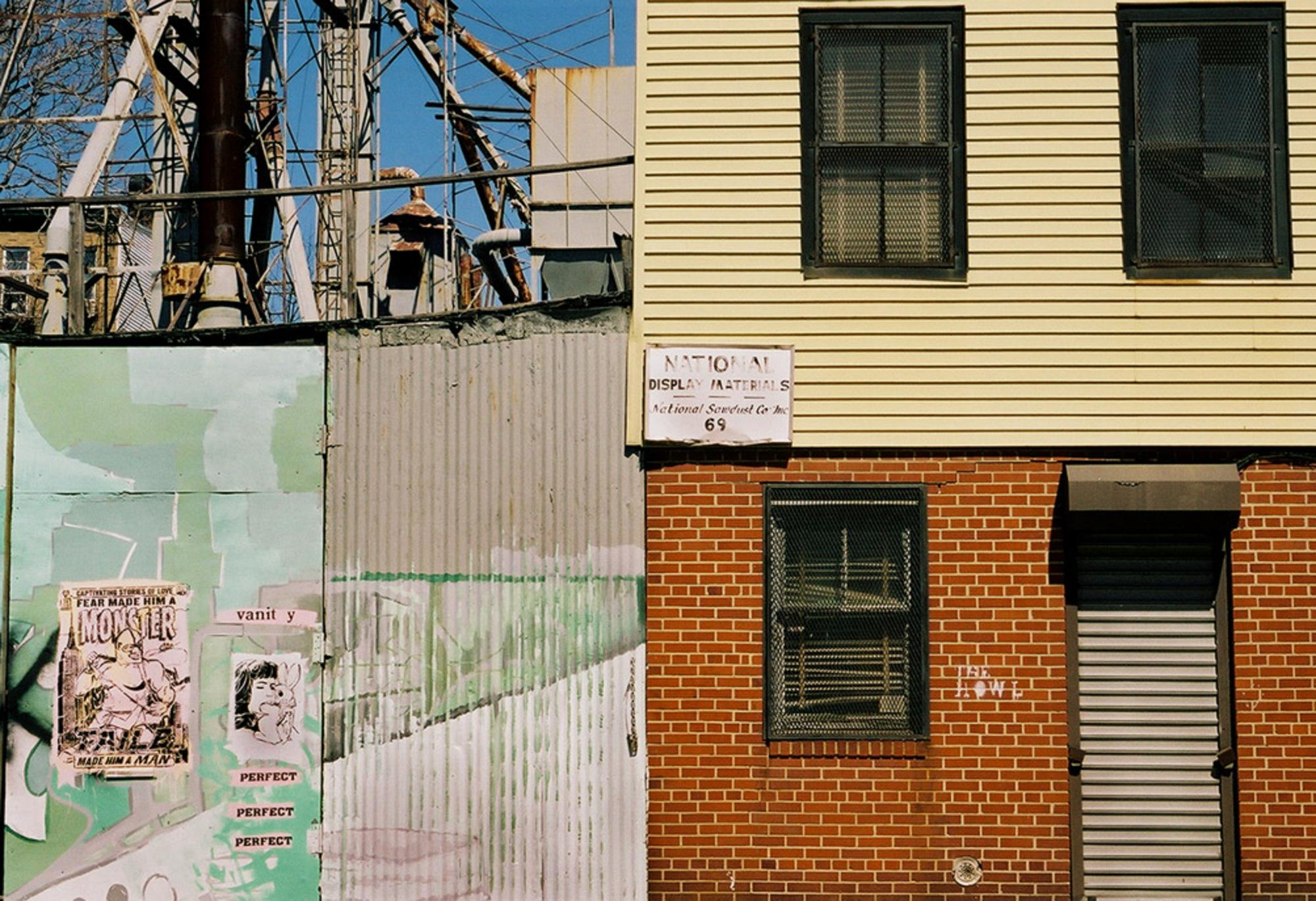Susan Daboll Color Photograph – Williamsburg 1- Collage Urban Photographic Print auf Papier