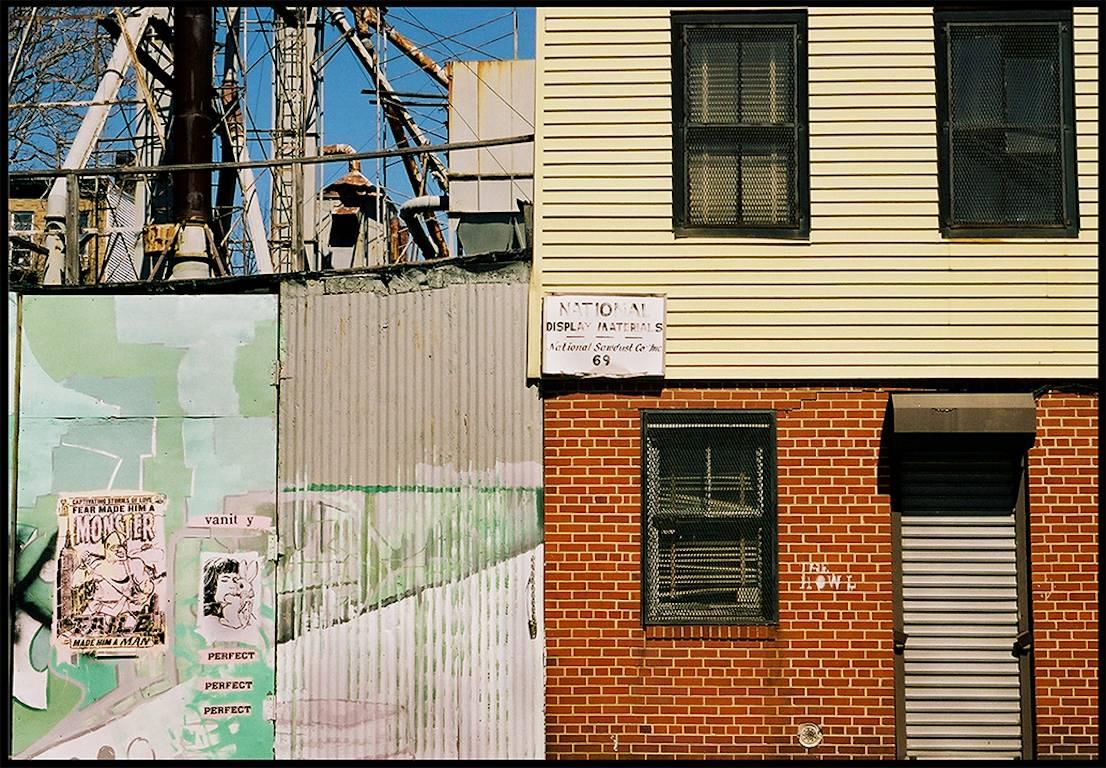 Color Photograph Susan Daboll - Williamsburg 1 - Photographie urbaine contemporaine en couleur - Impression numérique d'archives