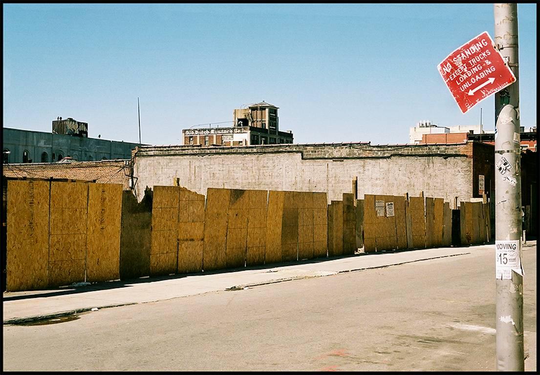 Color Photograph Susan Daboll - Williamsburg 17 - Photographie urbaine contemporaine en couleur - Impression numérique d'archives