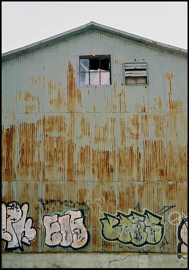 Color Photograph Susan Daboll - Williamsburg 20 - Photographie urbaine contemporaine en couleur - Impression numérique d'archives