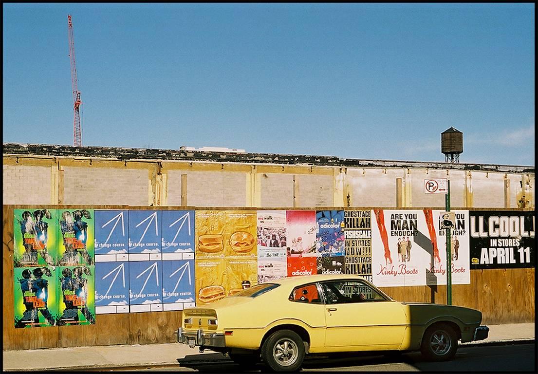 Color Photograph Susan Daboll - Williamsburg 8 - Photographie urbaine contemporaine en couleur - Impression numérique d'archives