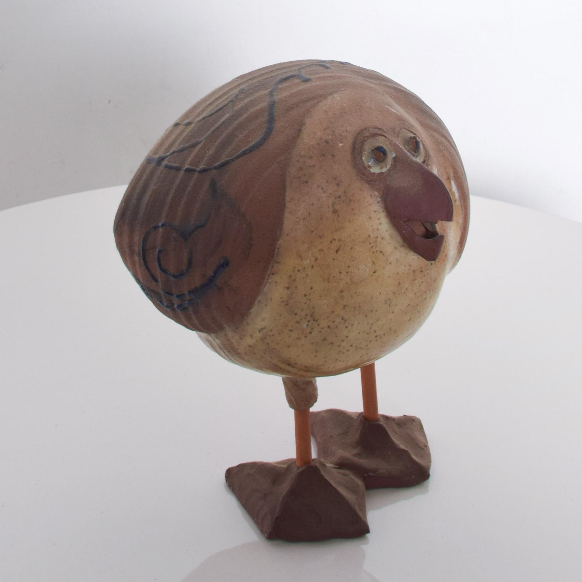 Susan Davis Studio Art Pottery Plump Bird Snazzy Seagull Sculpture Figurine In Good Condition In Chula Vista, CA
