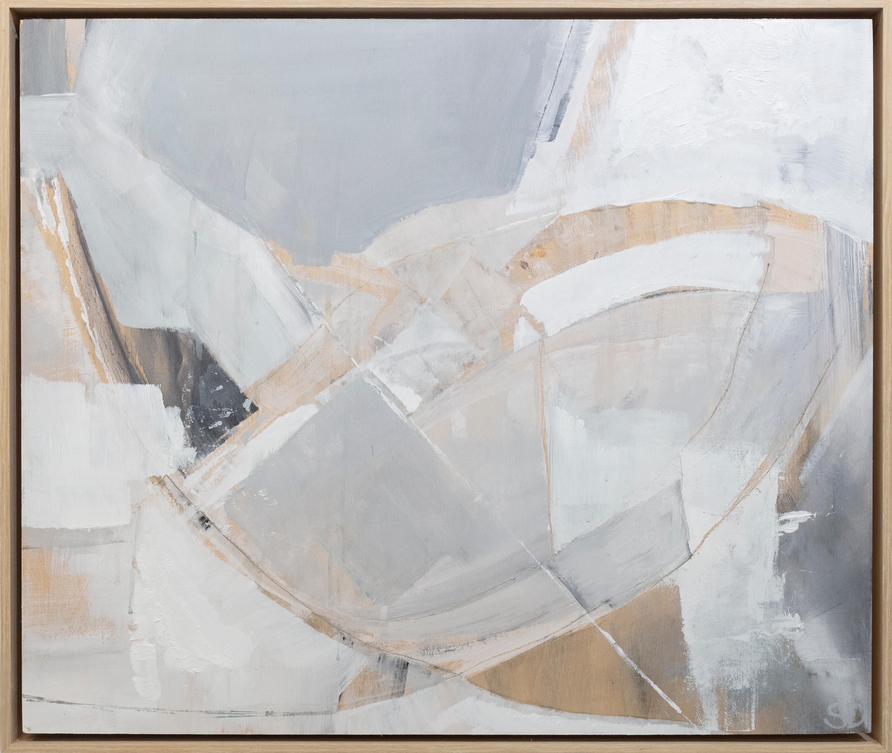 Questo quadro astratto di Sue De Chiara è realizzato con pittura acrilica su pannello. Presenta una tavolozza neutra e leggera, con toni bianchi, beige, grigi e rame chiaro in una composizione astratta a strati. Il dipinto è incorniciato