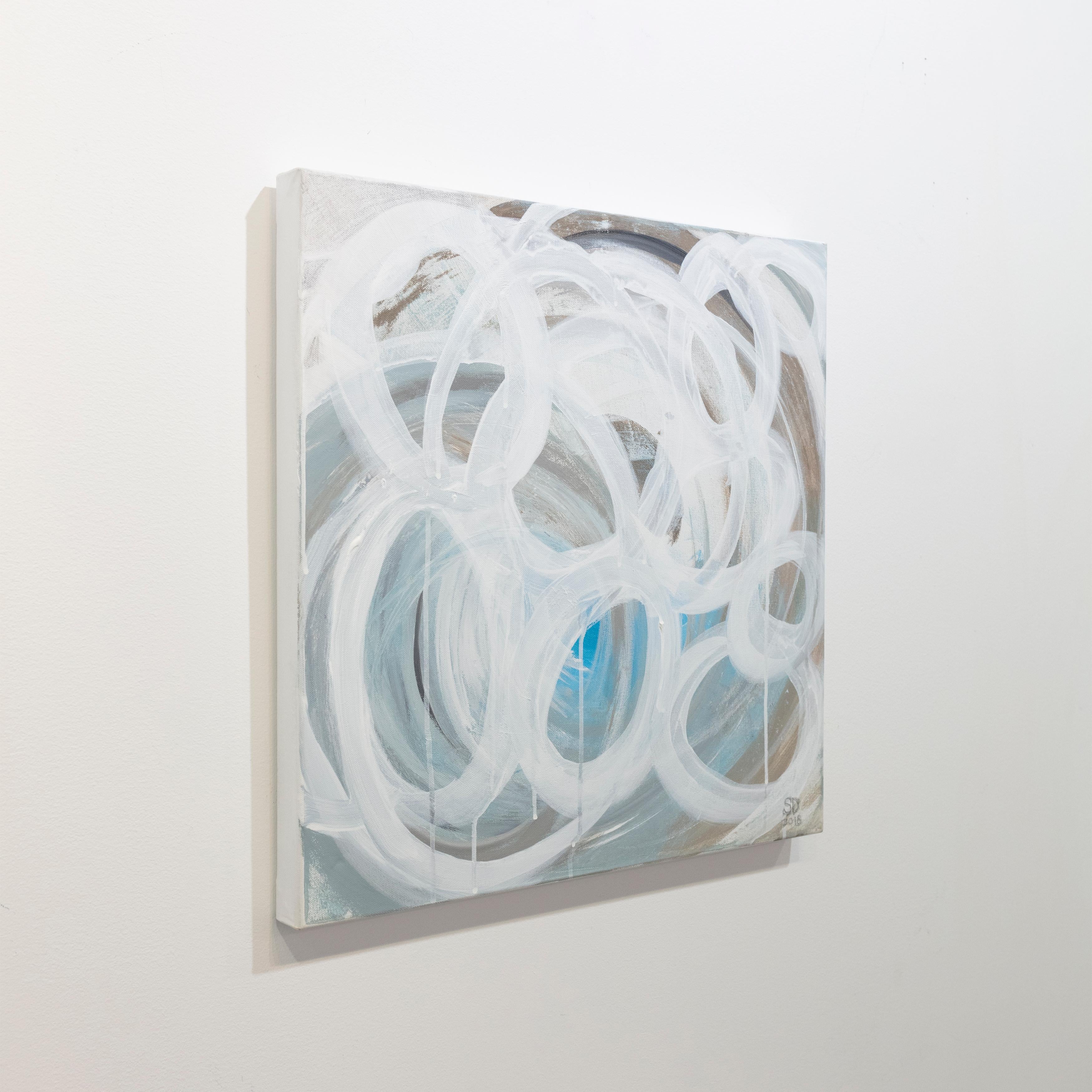 Dieses abstrakte Gemälde von Sue De Chiara ist mit Acrylfarbe auf Leinwand gemalt. Es zeichnet sich durch eine hellblau-graue Palette aus, auf der weiße Kreisformen in leichten, lockeren Strichen über die Komposition verteilt sind. Das Gemälde hat
