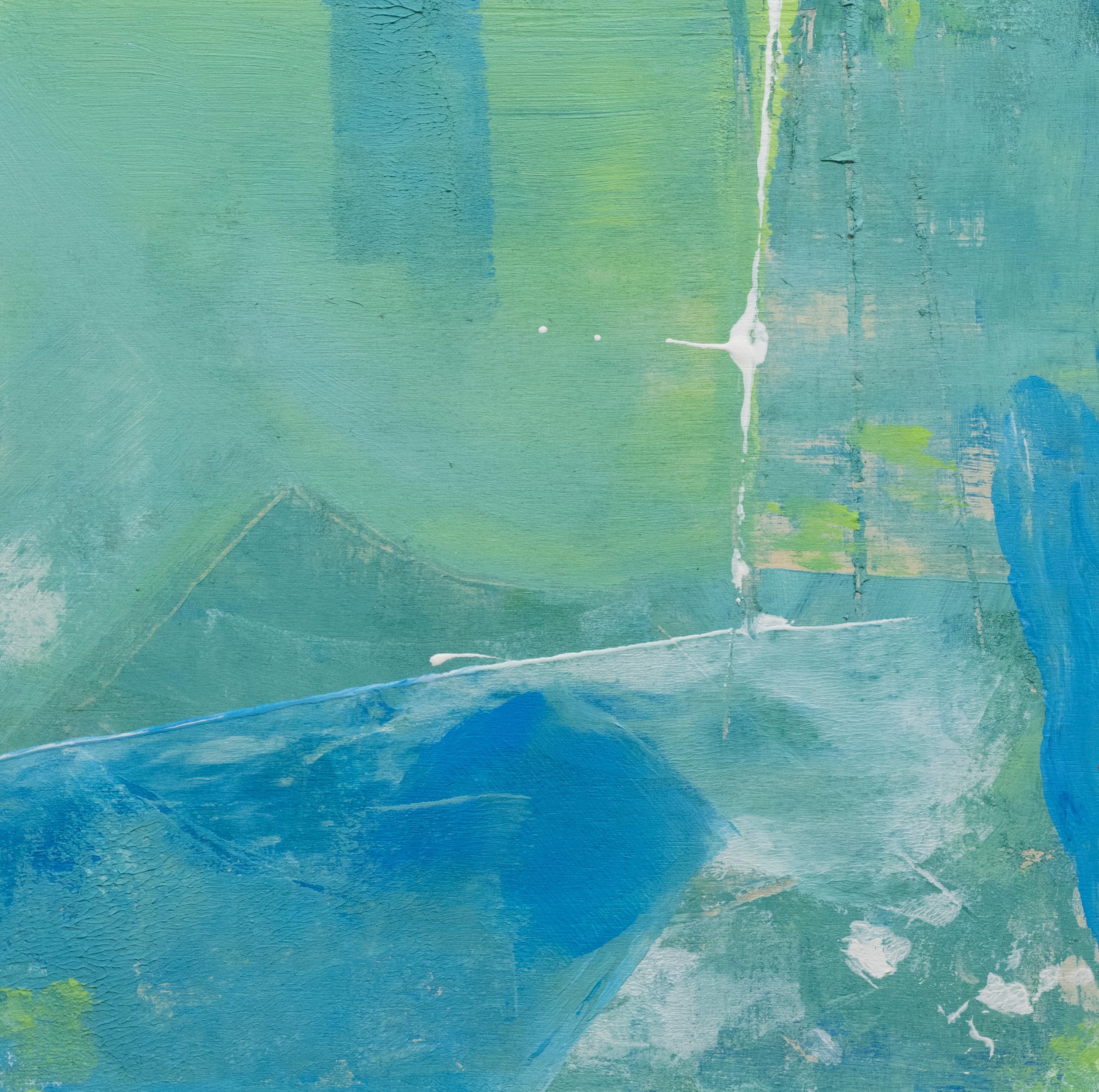 Questo piccolo dipinto astratto di Sue De Chiara è realizzato con colori acrilici su tavola. Presenta una tavolozza di colori blu, verde e verde e una composizione stratificata e minimalista. Il dipinto è incorniciato professionalmente in una