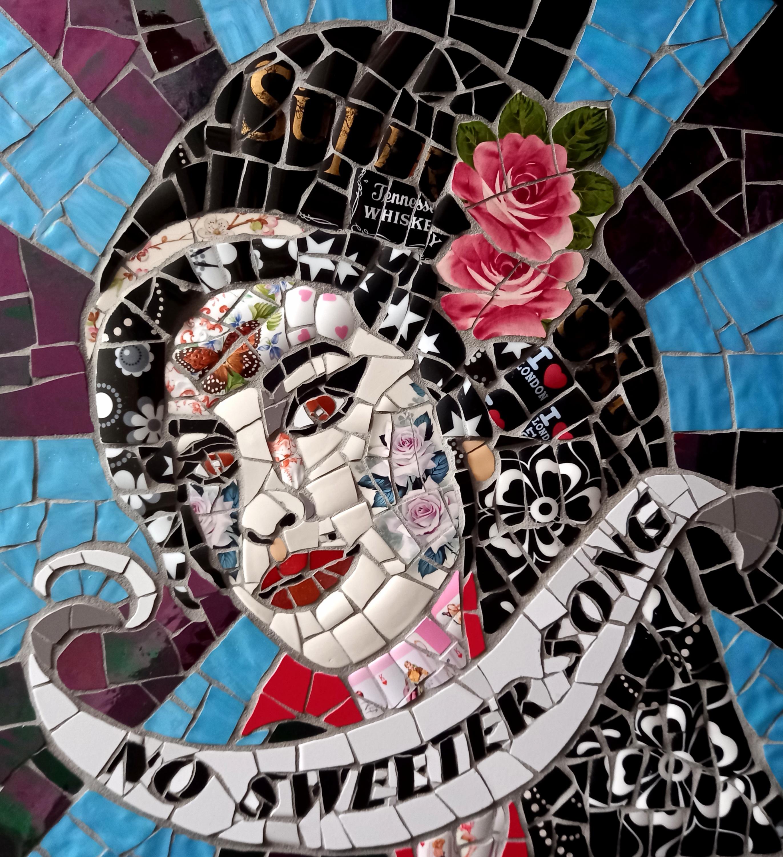 No Sweeter Song, mosaïque en céramique recyclée de l'artiste anglaise Susan Elliott