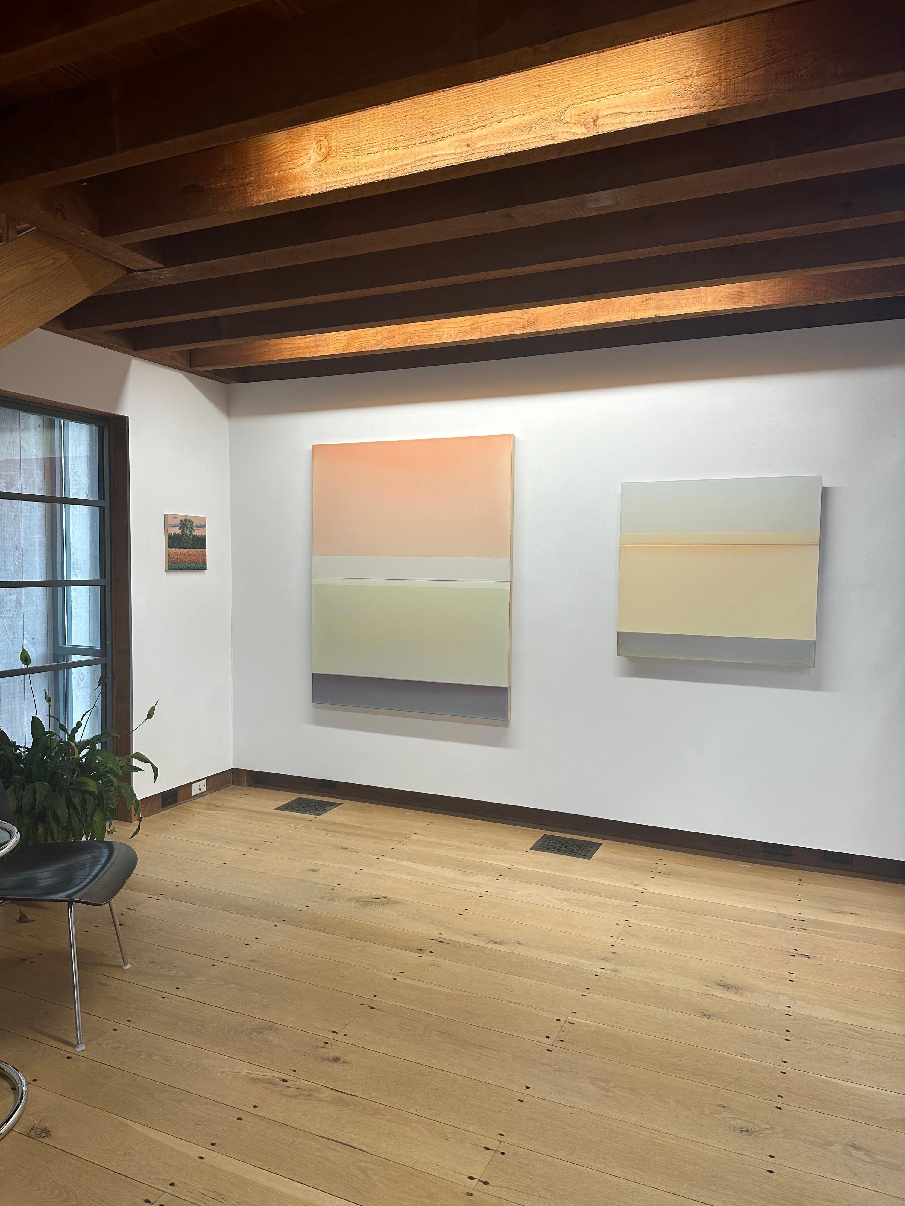 Aprile - Pittura astratta colata Avorio Neutro Grigio Blu Viola, 2023 - Painting Contemporaneo di Susan English