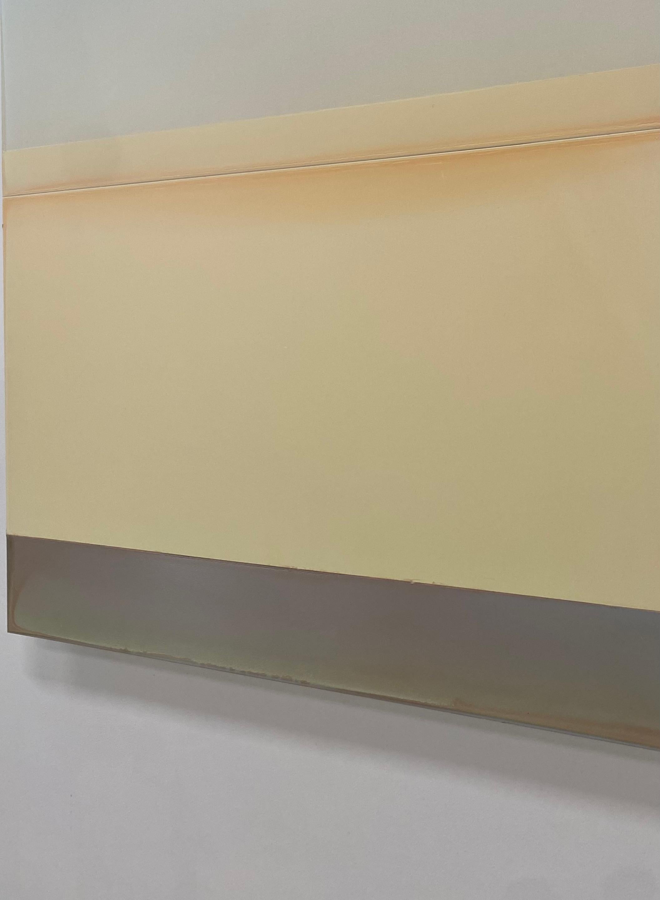 Questo quadro astratto contemporaneo versato, April di Susan English, è un meraviglioso gioco di colori, luce e composizione. Gli strati di polimero colorato di English su alluminio creano profondità e texture di superficie in tutto il dipinto, che