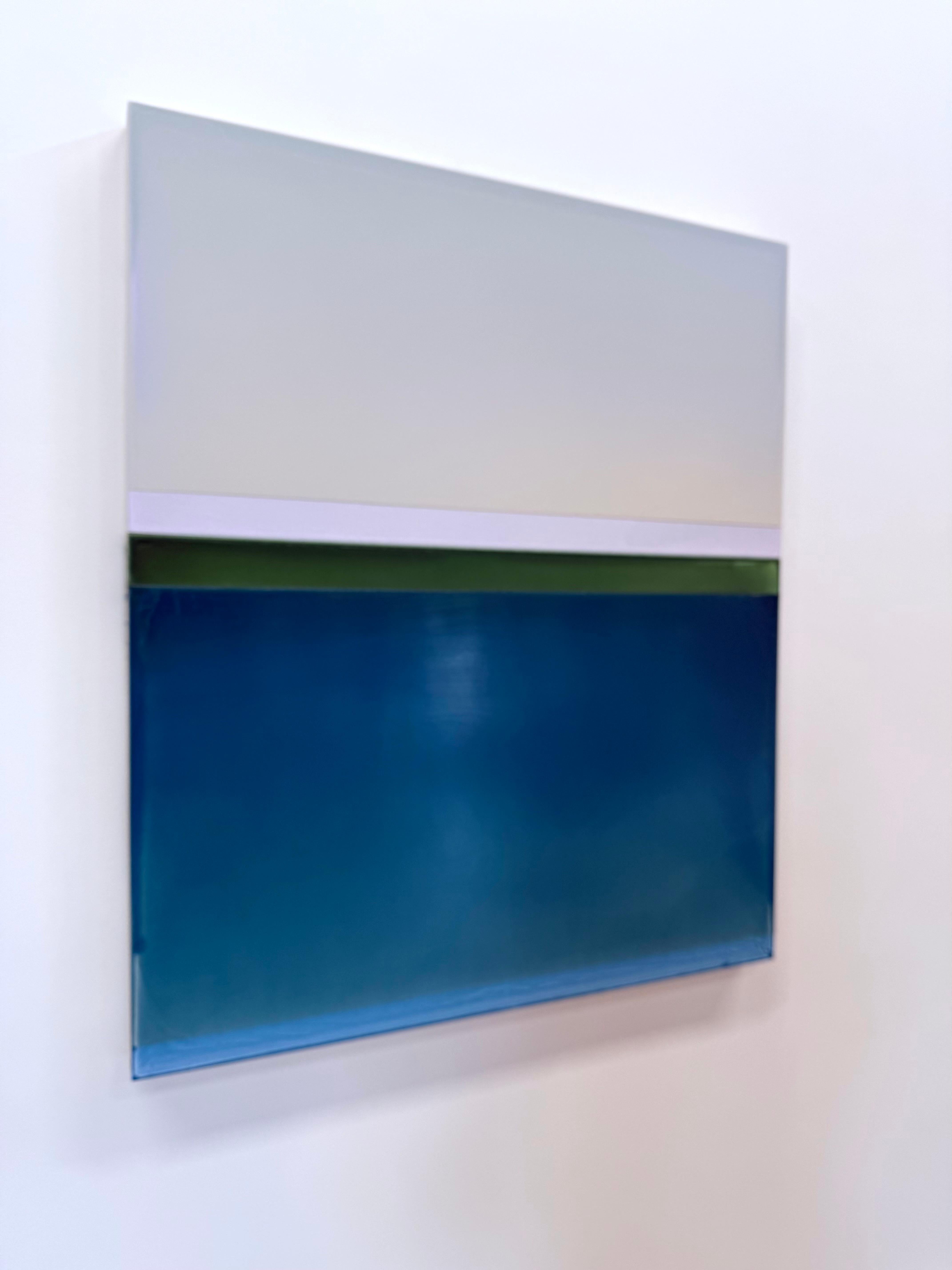 Questo dipinto contemporaneo versato, Edge of Water di Susan English, è un meraviglioso gioco di colori, luce e composizione. Gli strati di polimero colorato di English su pannello creano profondità e texture di superficie in tutto il dipinto, che è