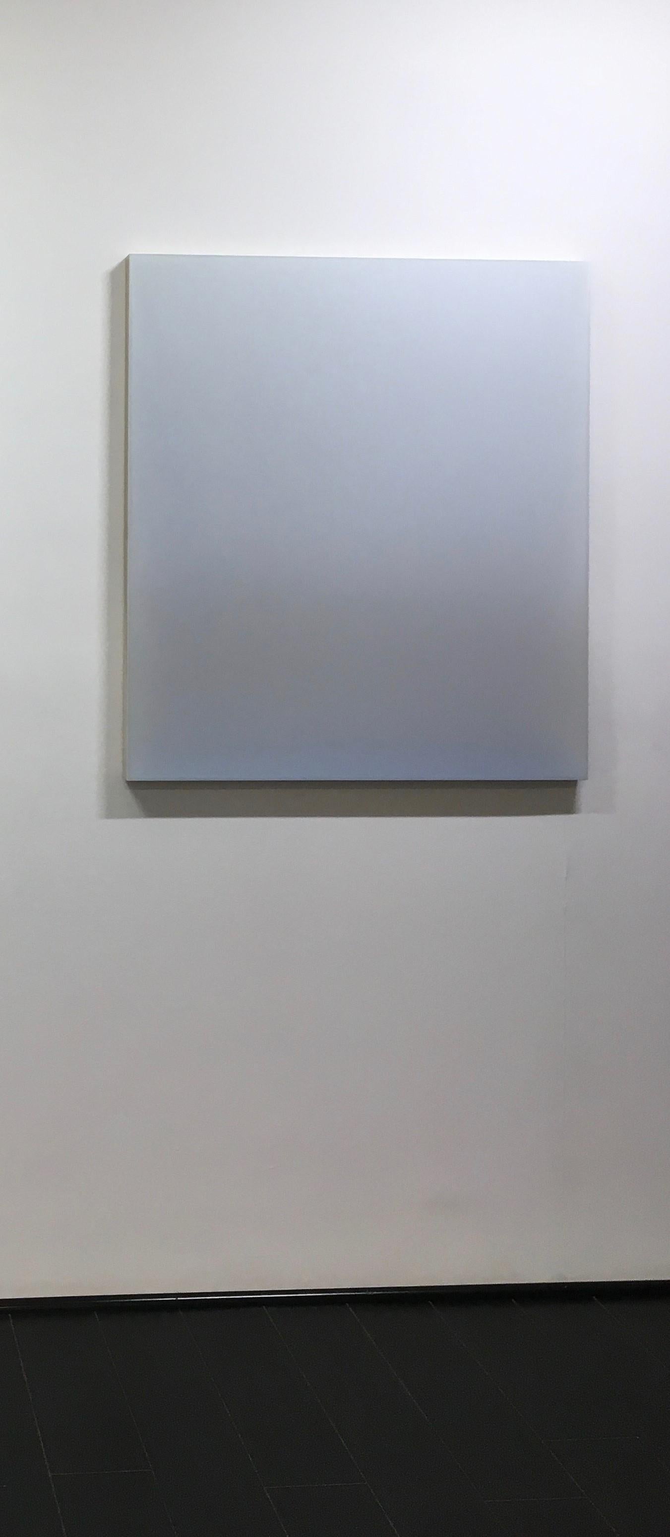 Mate pero luminoso, Outland nº 13 de Susan English es un maravilloso juego de color, luz y composición en polímero tintado vertido sobre aluminio. Tonos de azul opaco en la parte inferior se unen y fusionan en sutiles transiciones con tonos de azul