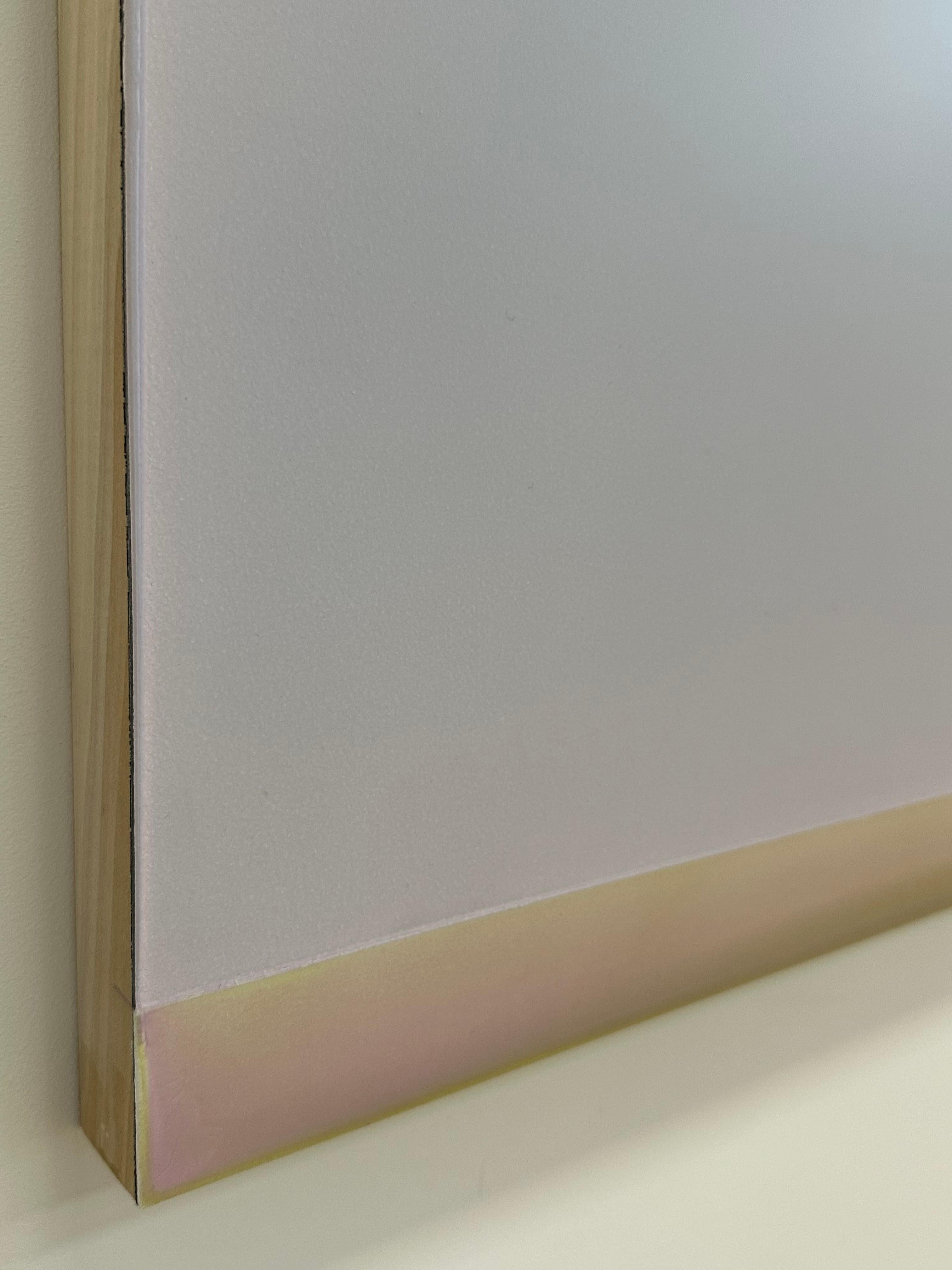 Opaco ma luminoso, Outland n. 47 di Susan English è un meraviglioso gioco di colori, luce e composizione. Le tonalità di blu grigio ghiaccio si incontrano e si fondono, compensate dal marrone beige nella parte inferiore e dal blu cielo brillante