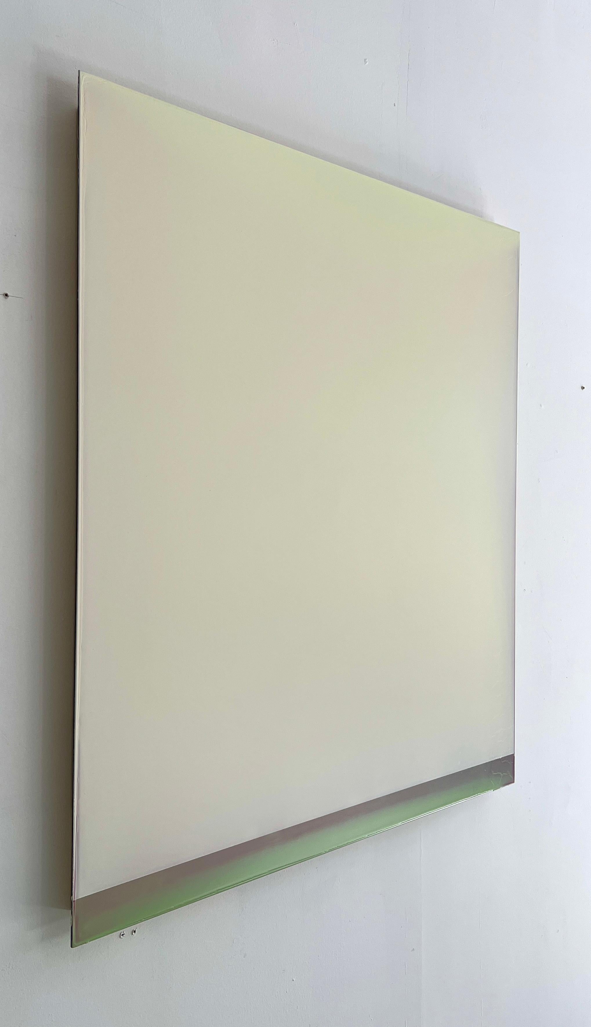 In polimero colorato su alluminio, Outland No 34 di Susan English è un meraviglioso gioco di colori, luce e composizione. Gli strati di polimero colorato di English creano la profondità e le texture superficiali del dipinto. Il gelso scuro con
