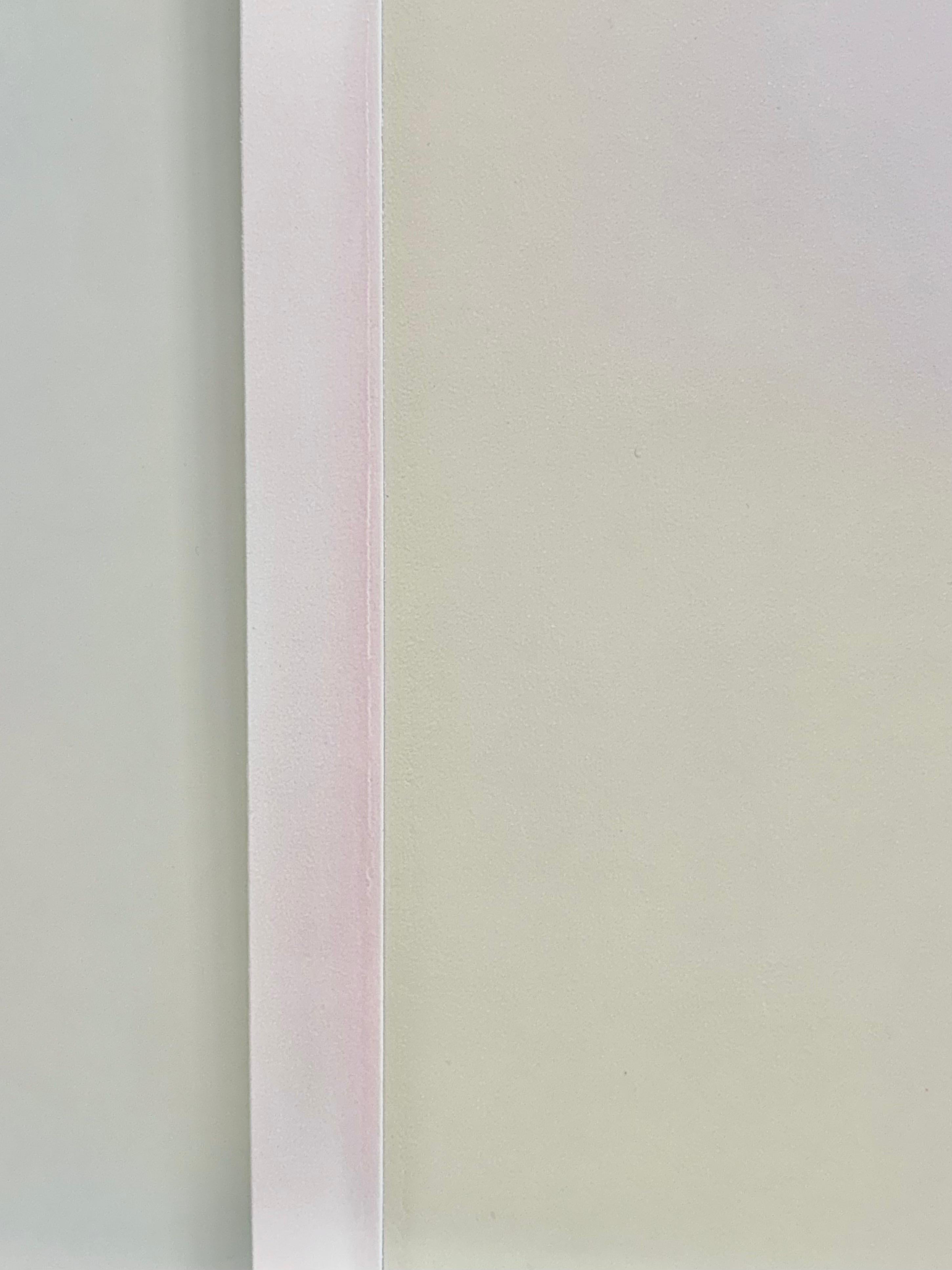 Questo dipinto contemporaneo versato Pink (necessary angel) di Susan English è un meraviglioso gioco di colori, luce e composizione. Strisce verticali e blocchi di colore in tonalità di giada tenue, verde salvia pallido, verde menta chiaro e verde