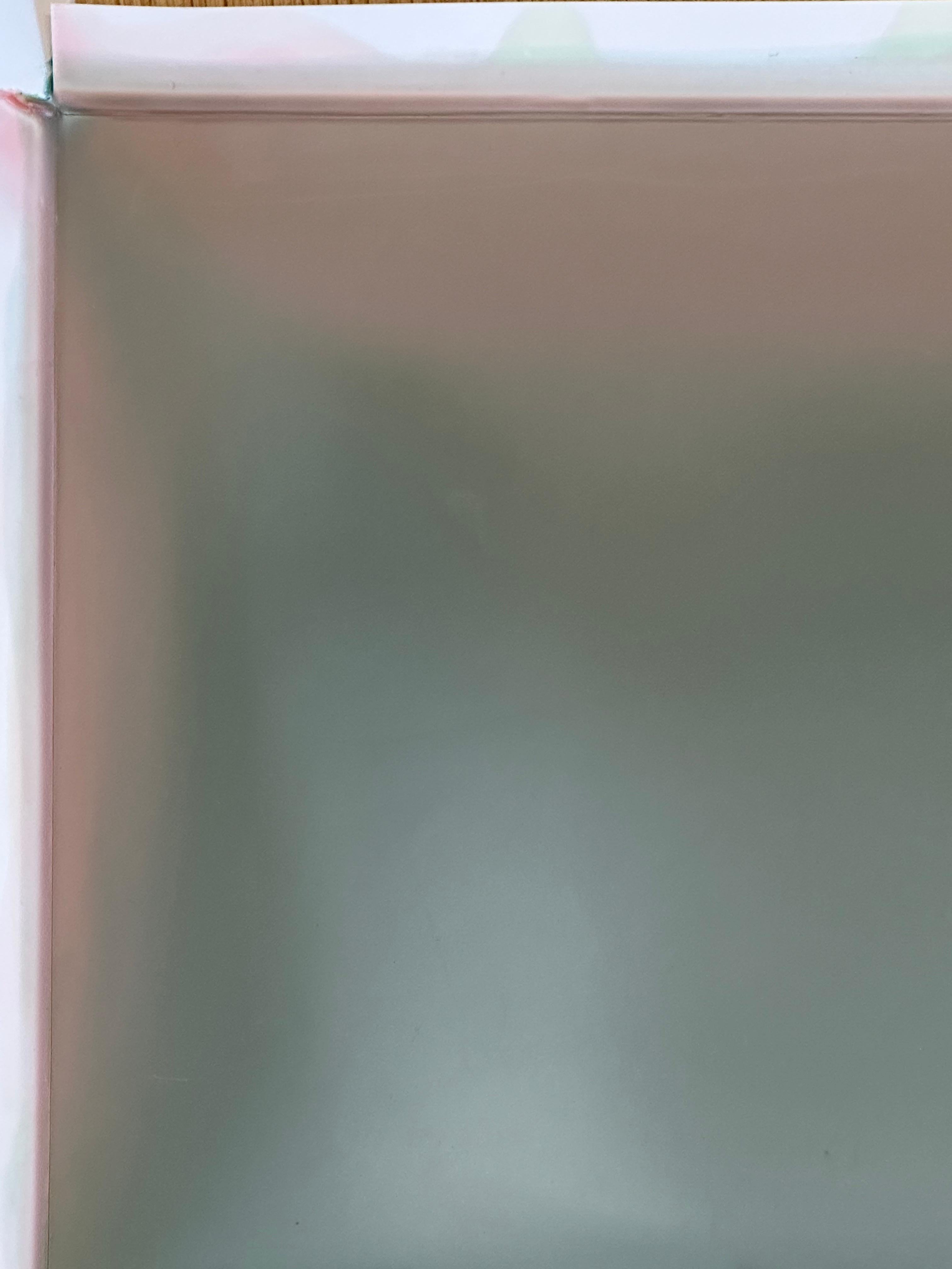 Piede largo al vivo - Carta Yupo contemporanea Sage Jade Green Pale Pink, 2022 - Painting Contemporaneo di Susan English