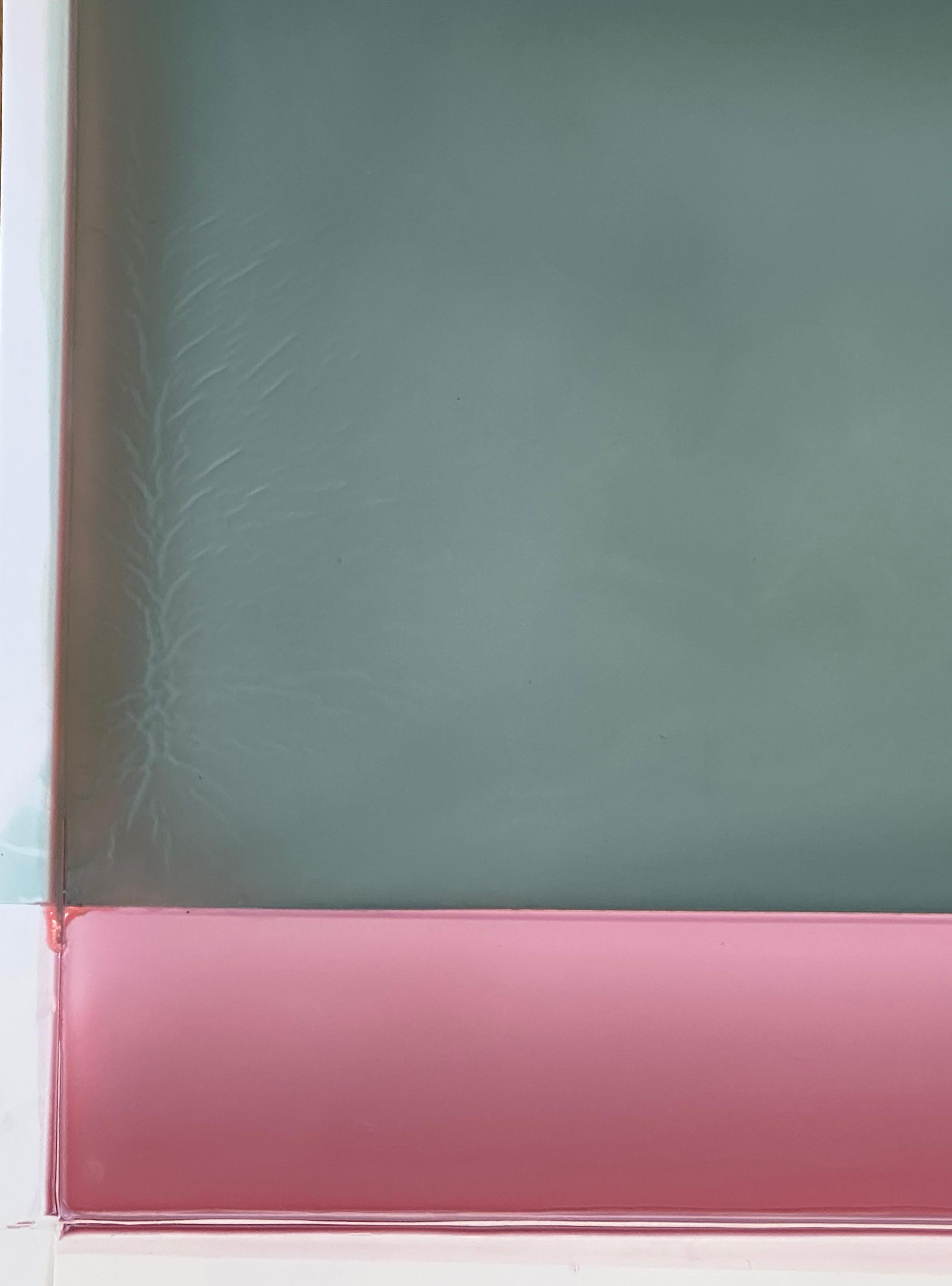 Piede largo al vivo - Carta Yupo contemporanea Sage Jade Green Pale Pink, 2022 - Abstract Painting Grigio di Susan English