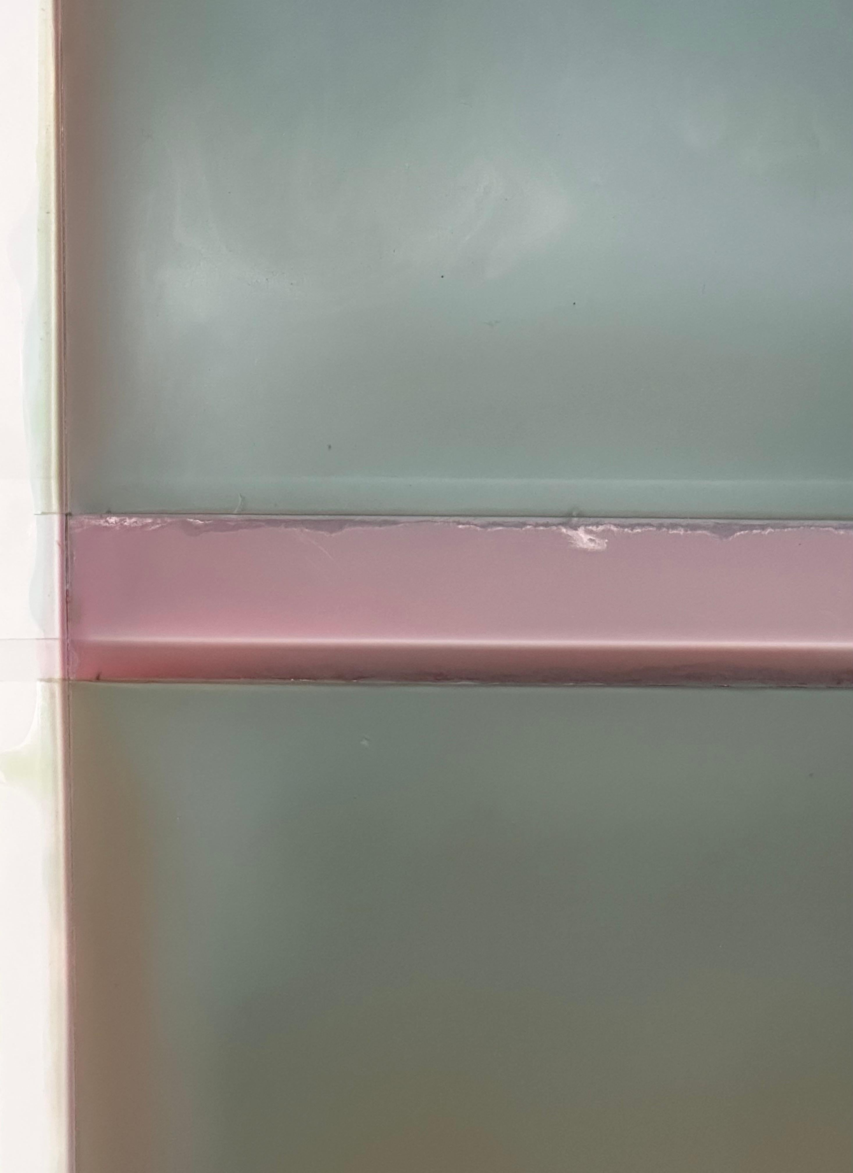 Questo dipinto astratto contemporaneo su carta, Rose Bleed (Wide Footer) di Susan English è un meraviglioso gioco di colori, luce e composizione. Gli strati di polimero colorato di English su carta Yupo creano la profondità e la superficie liscia e