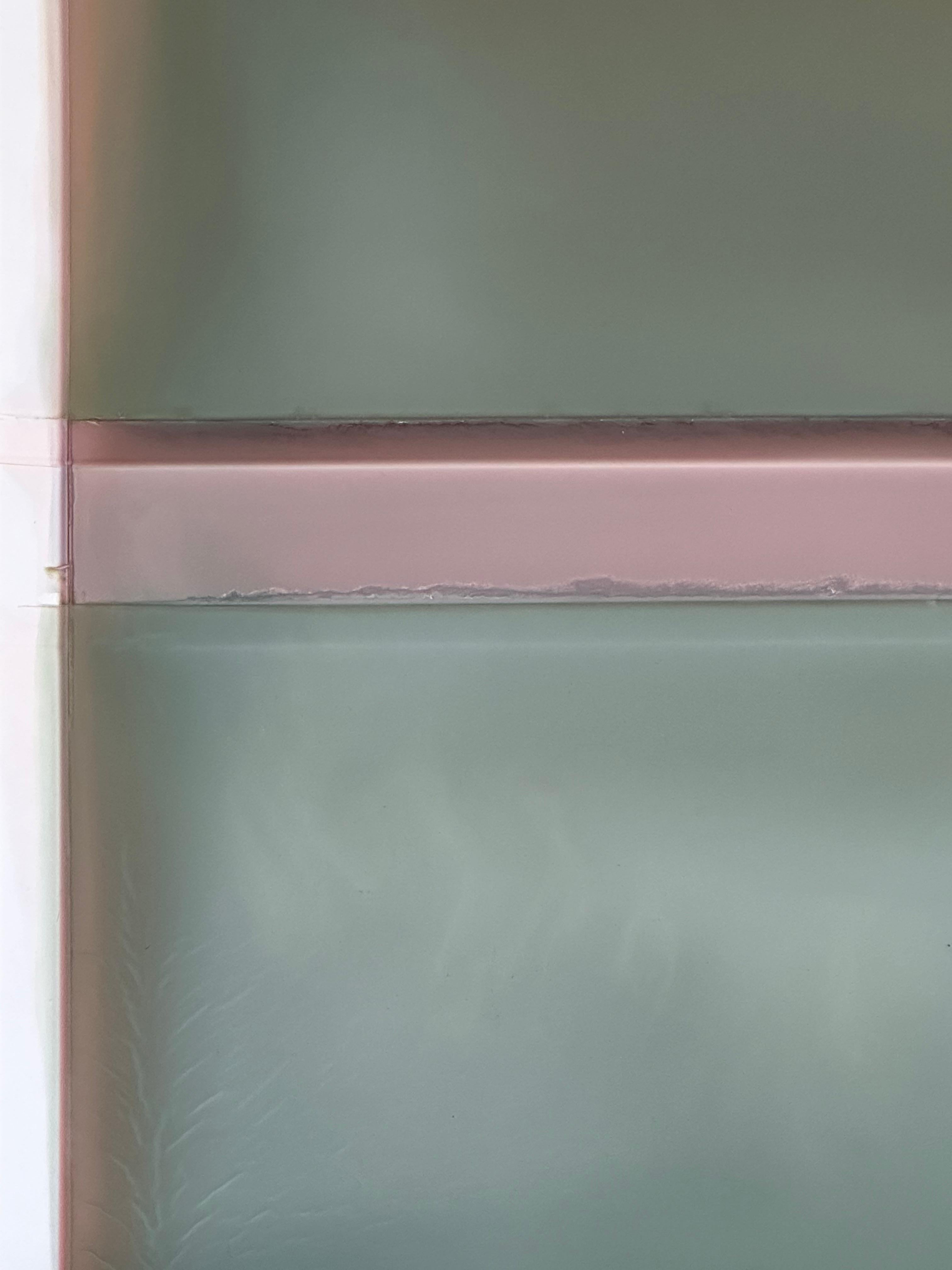 Piede largo al vivo - Carta Yupo contemporanea Sage Jade Green Pale Pink, 2022 in vendita 1