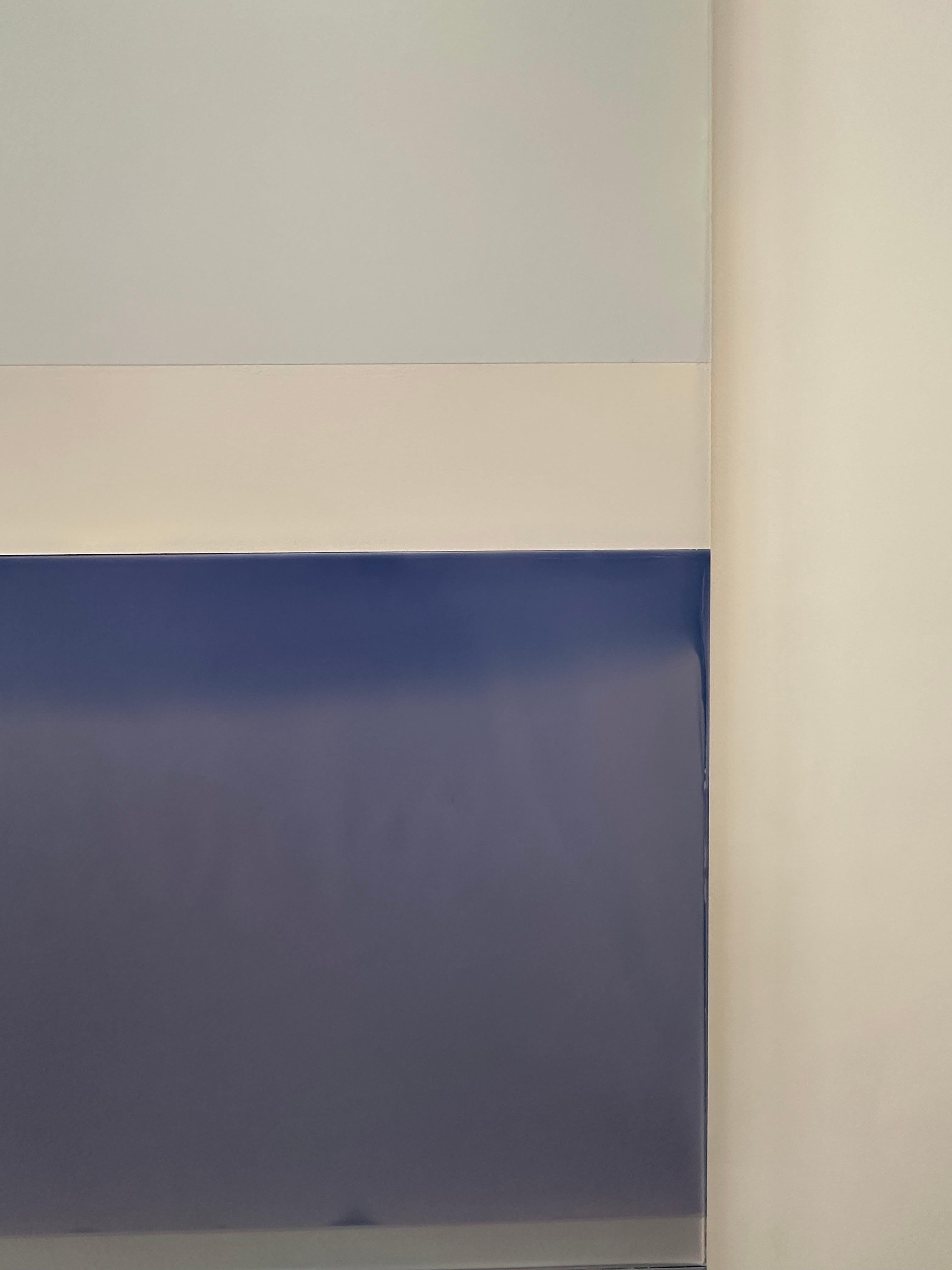 Sea Girt de Susan English es un maravilloso juego de color, luz y composición. Las capas de polímero tintado de English sobre panel Dibond crean profundidad y texturas superficiales en toda la pintura, que se compone de tres paneles. Tonos de