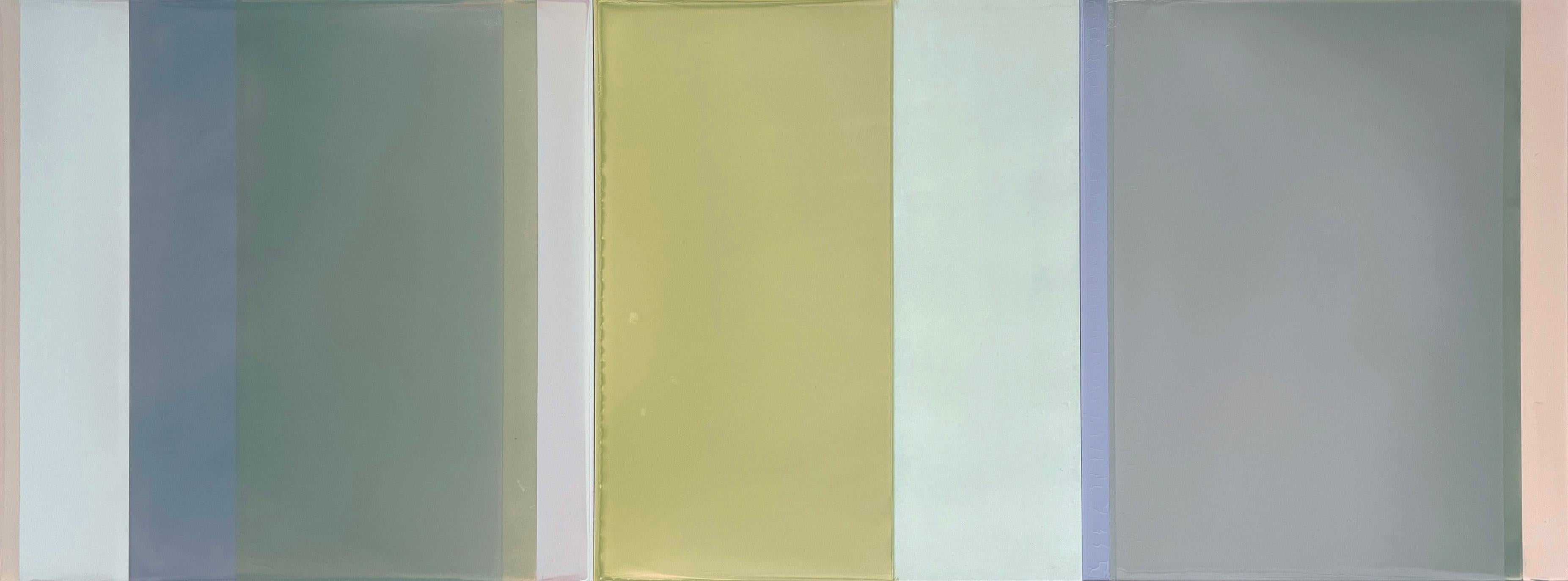 Etéreas y mínimas, las pinturas de Susan English juegan con la luz y el espacio. Emplea pigmentos transparentes y capas para manipular la luz e iluminar sus campos de color. Suaves variaciones y sutiles texturas aparecen a través de las superficies